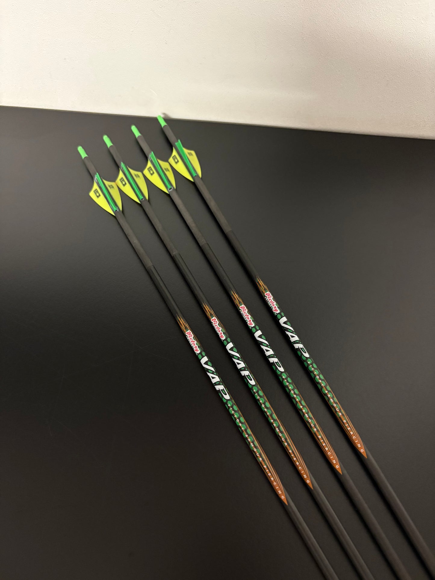 Victory VAP .166 V1 Carbon Arrows 4 pcs / Spine 300 / 30.5 inch - NEW