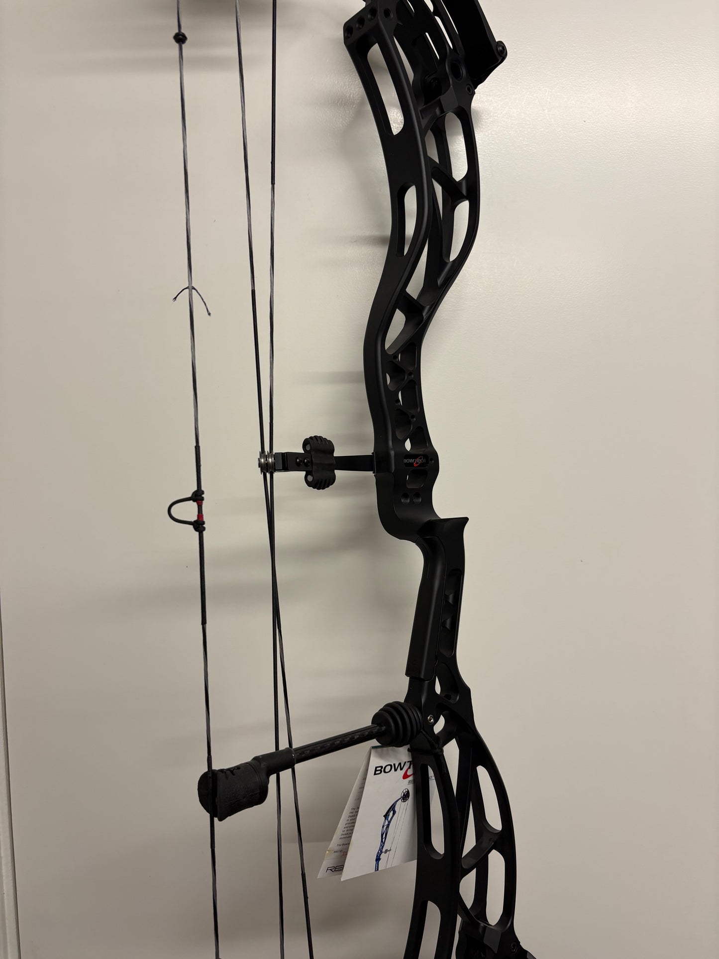 Bowtech Reckoning 38 Compound Bow LH Black 50-60 lbs - Show Model