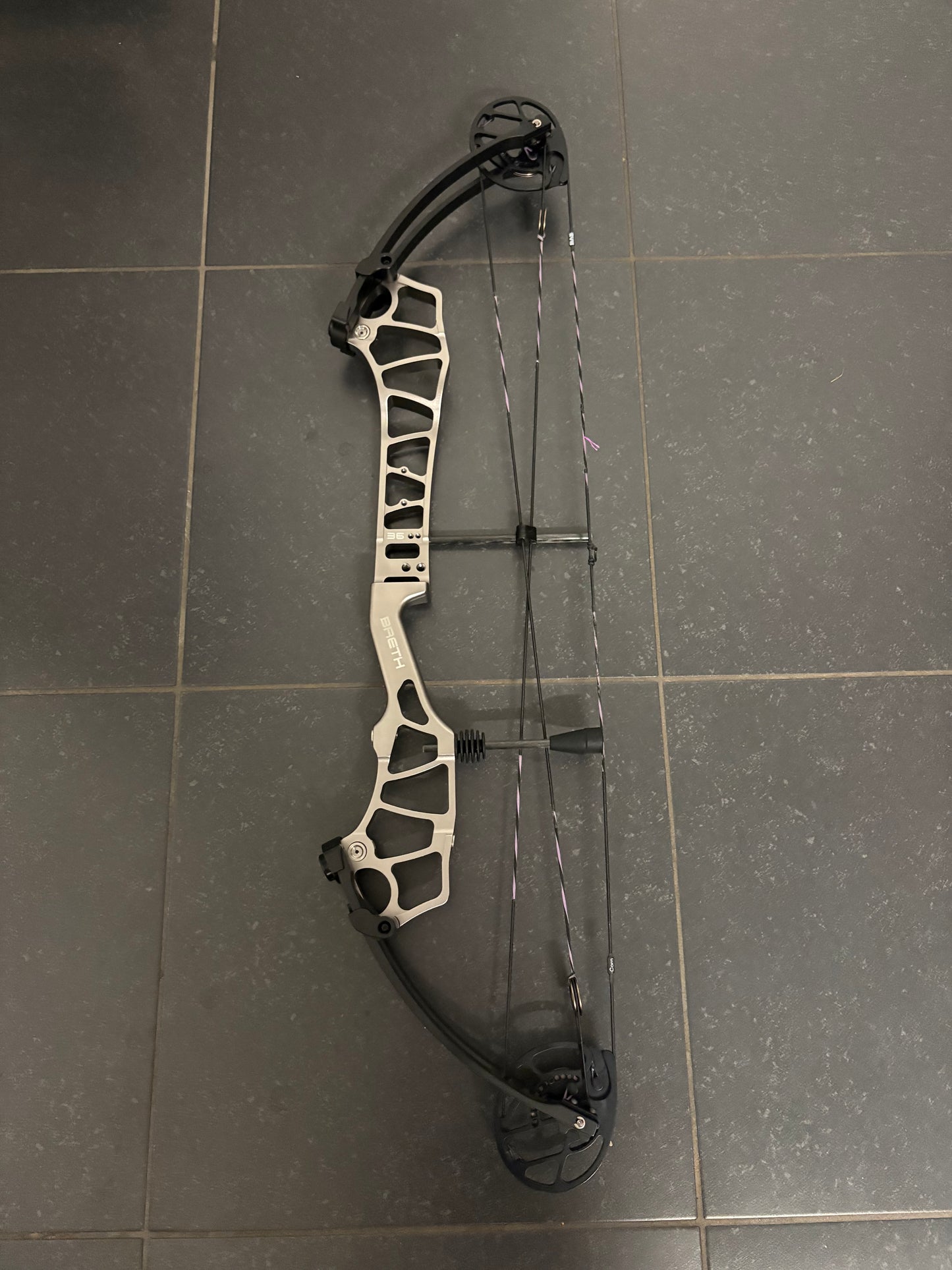 Topoint Breth 36 Compound Bow RH Smoke 40-50 lbs - Used