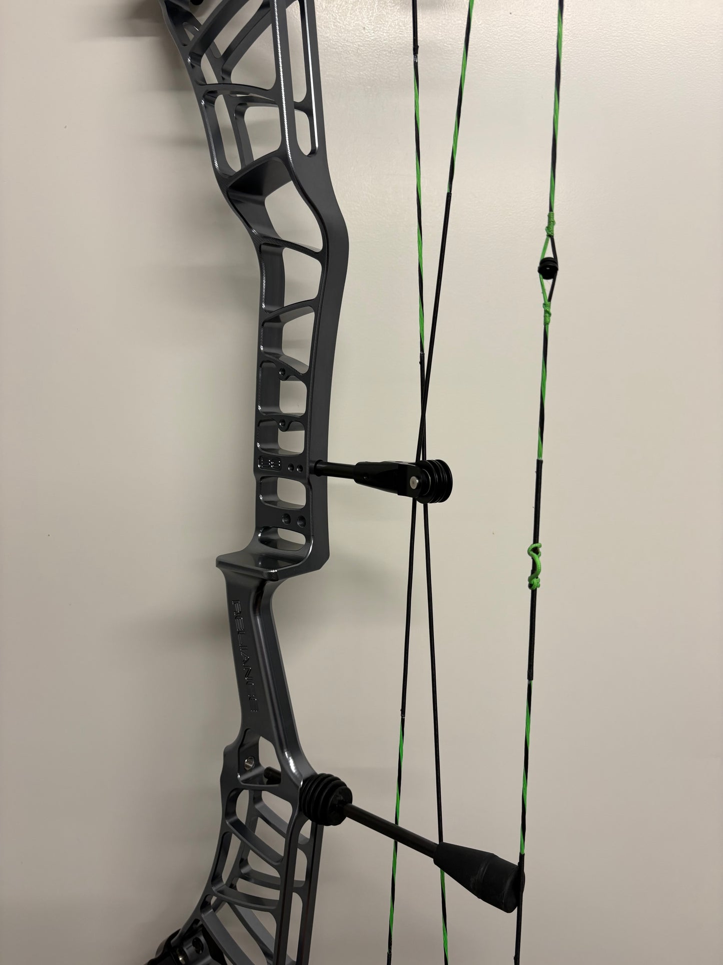 Topoint Reliance Pro 38 Compound Bow RH Smoke 35-50 lbs - Used