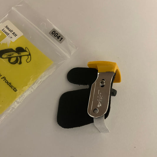 A&F Recurve Finger Tab RH Small - NEW (#41)