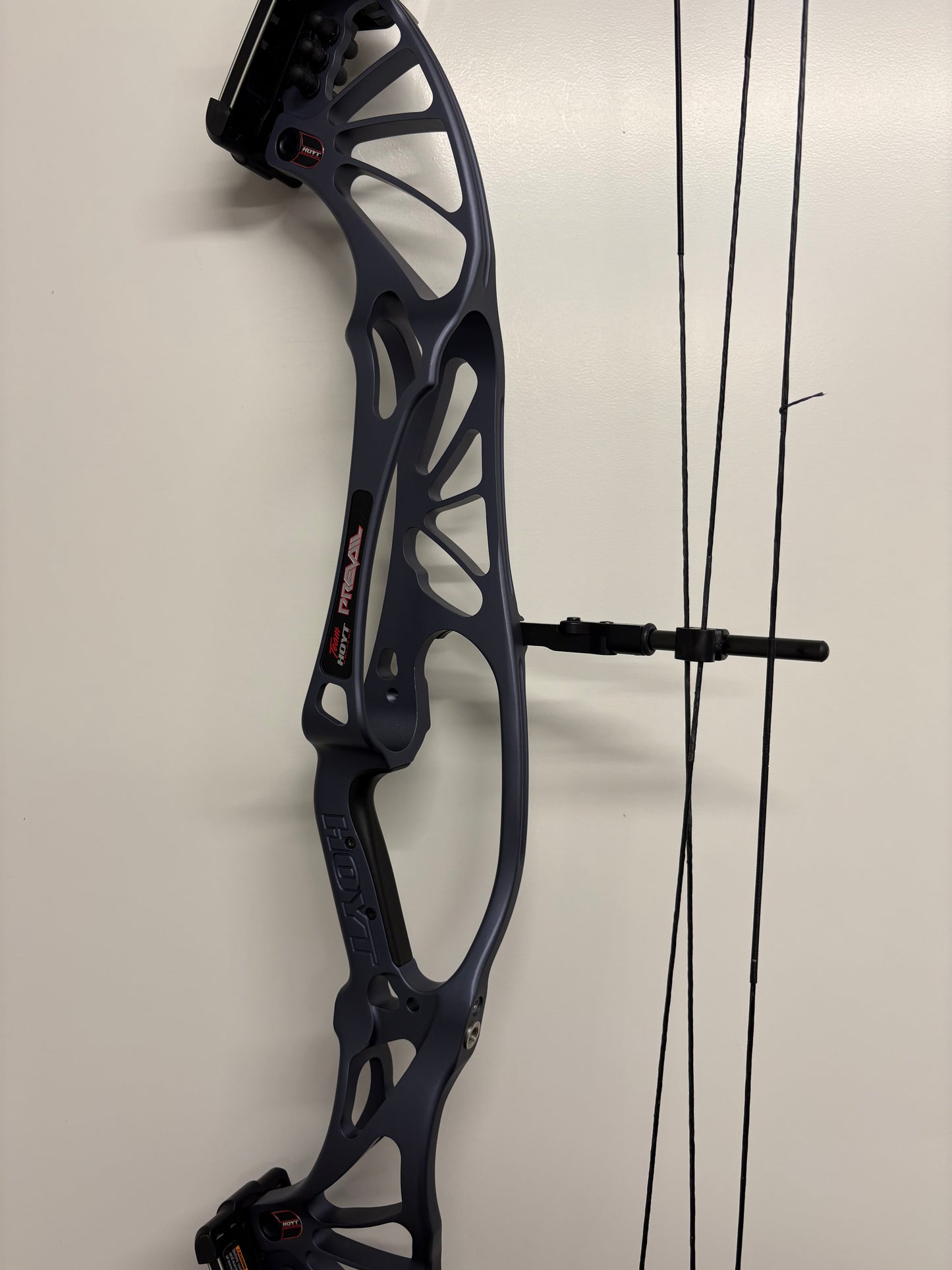 Hoyt Prevail 40 Compound Bow RH Slate SVX #1 50-60 lbs - Used (1.1)