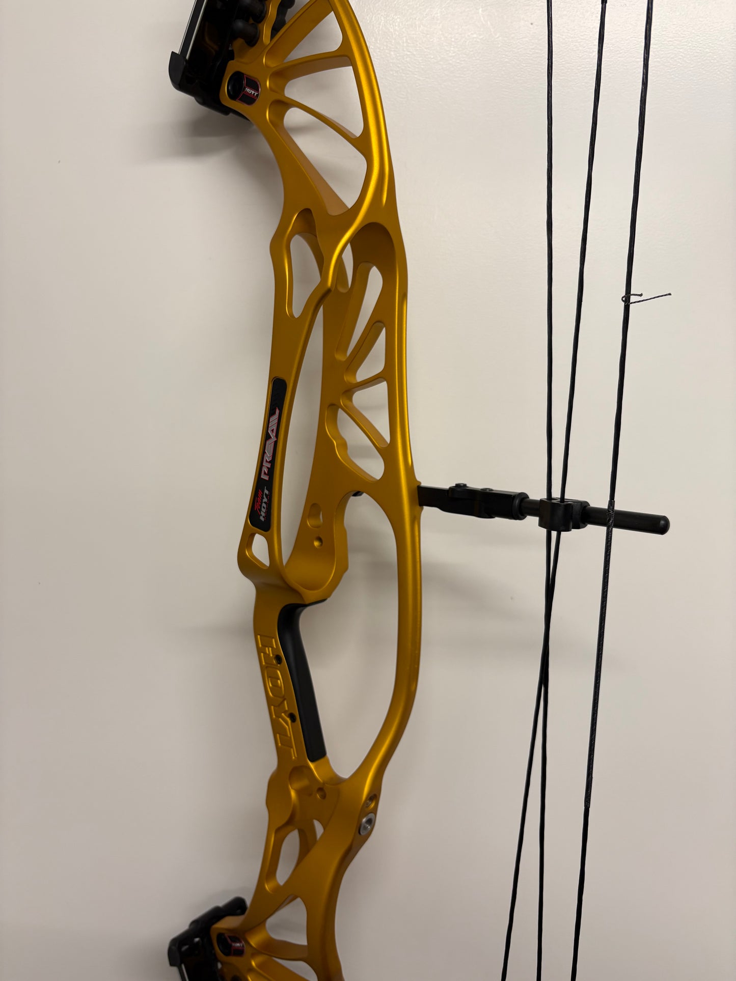 Hoyt Prevail 40 Compound Bow RH Gold SVX #1 50-60 lbs - Used (1.1)