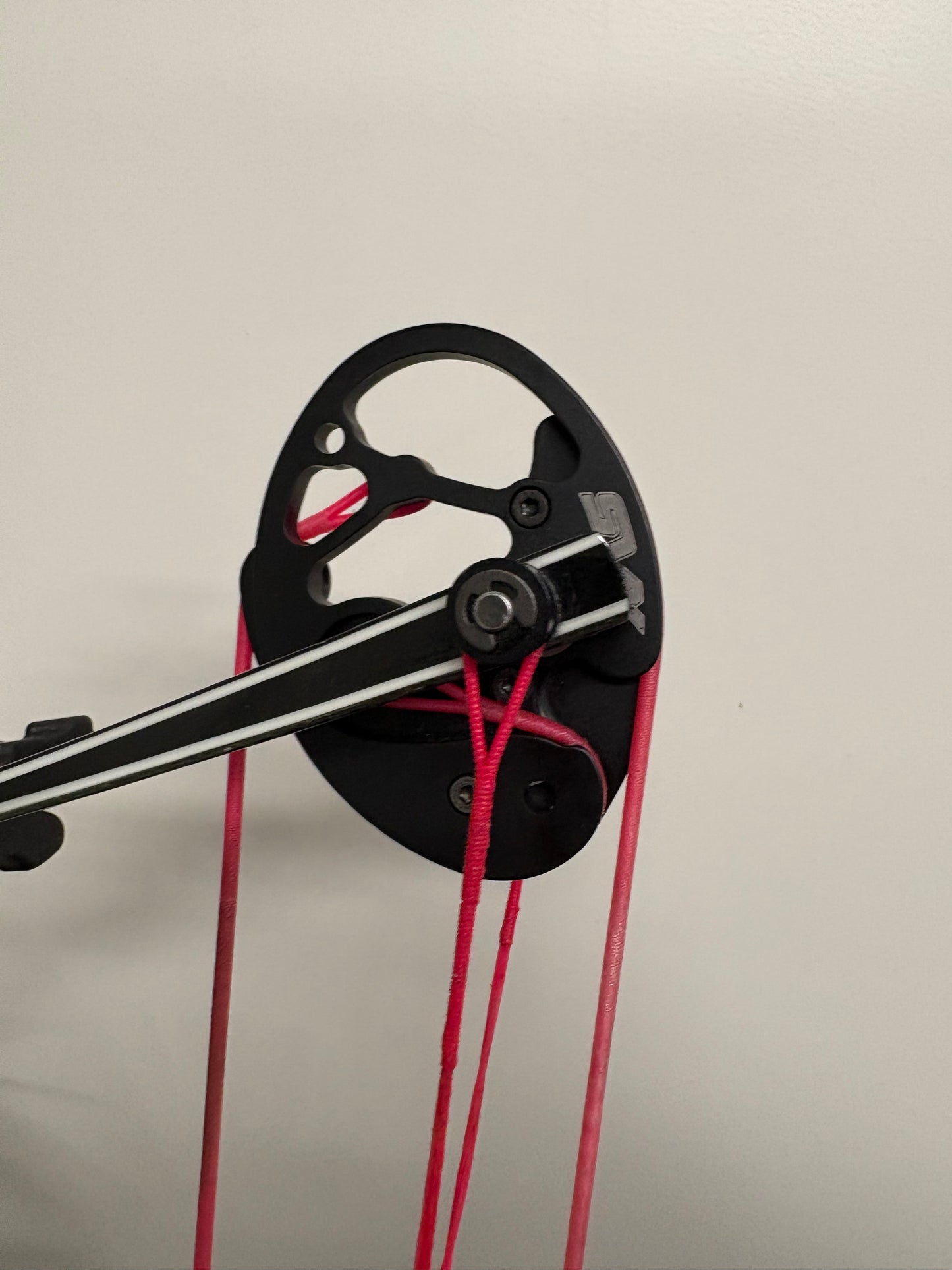 Hoyt Prevail 40 Compound Bow RH Black SVX #1 50-60 lbs - Used (1.1)