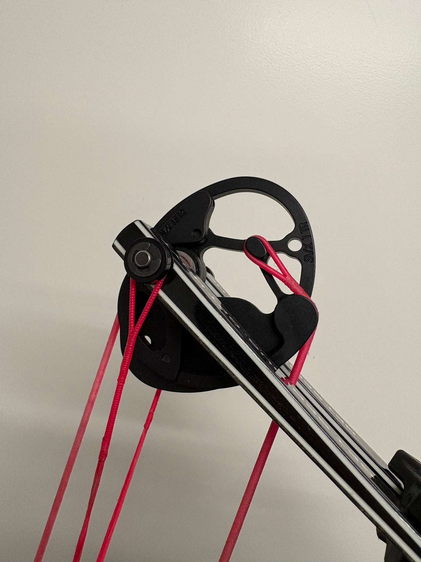 Hoyt Prevail 40 Compound Bow RH Black SVX #1 50-60 lbs - Used (1.1)