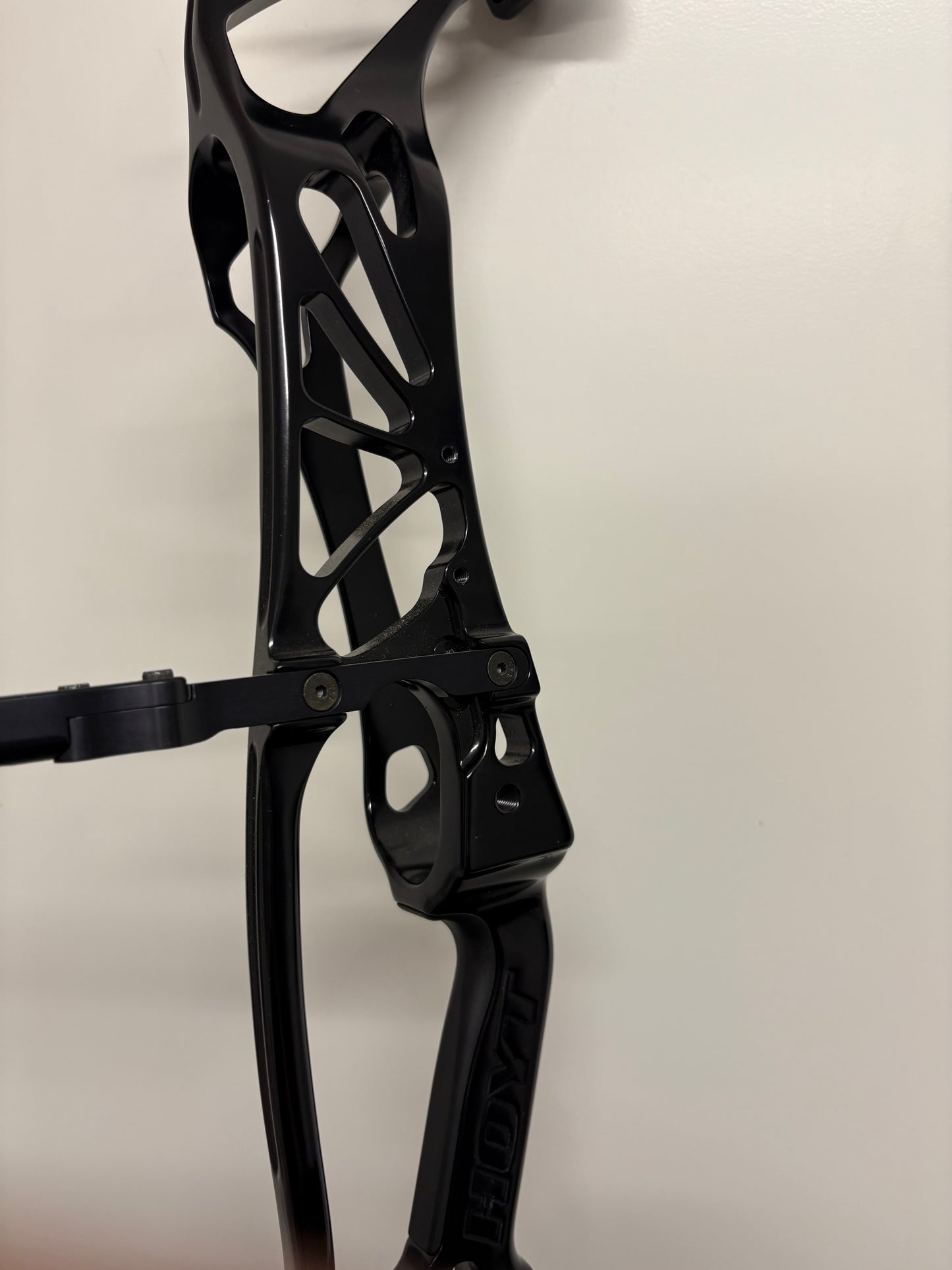 Hoyt Prevail 40 Compound Bow RH Black SVX #1 50-60 lbs - Used (1.1)