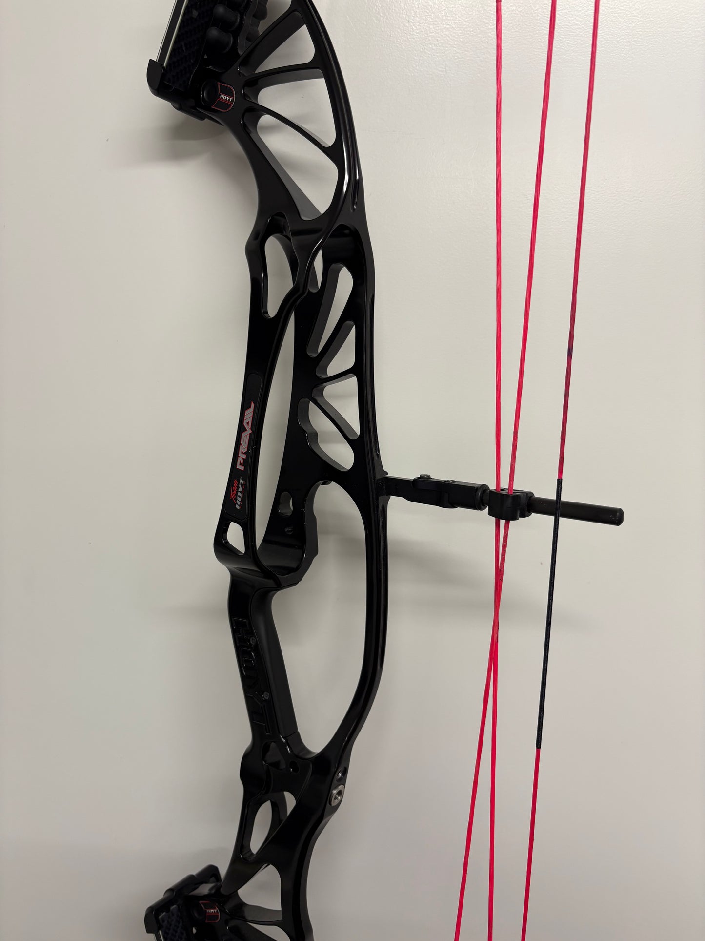 Hoyt Prevail 40 Compound Bow RH Black SVX #1 50-60 lbs - Used (1.1)