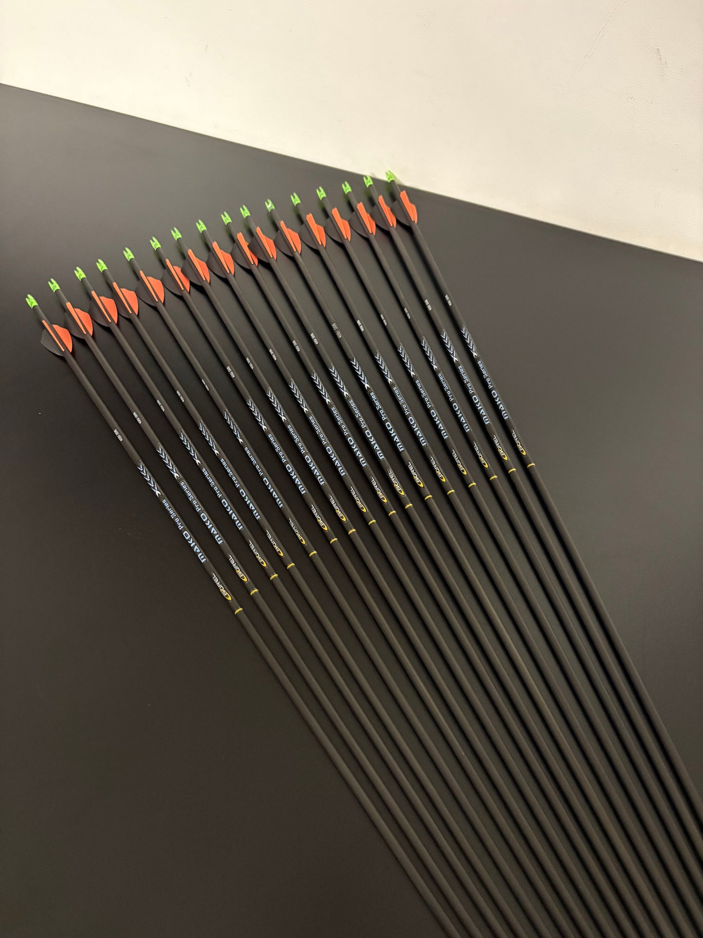 Aurel Mako Pro Series Carbon Arrows 16 pcs / Spine 400 / 33 inch - Show Model