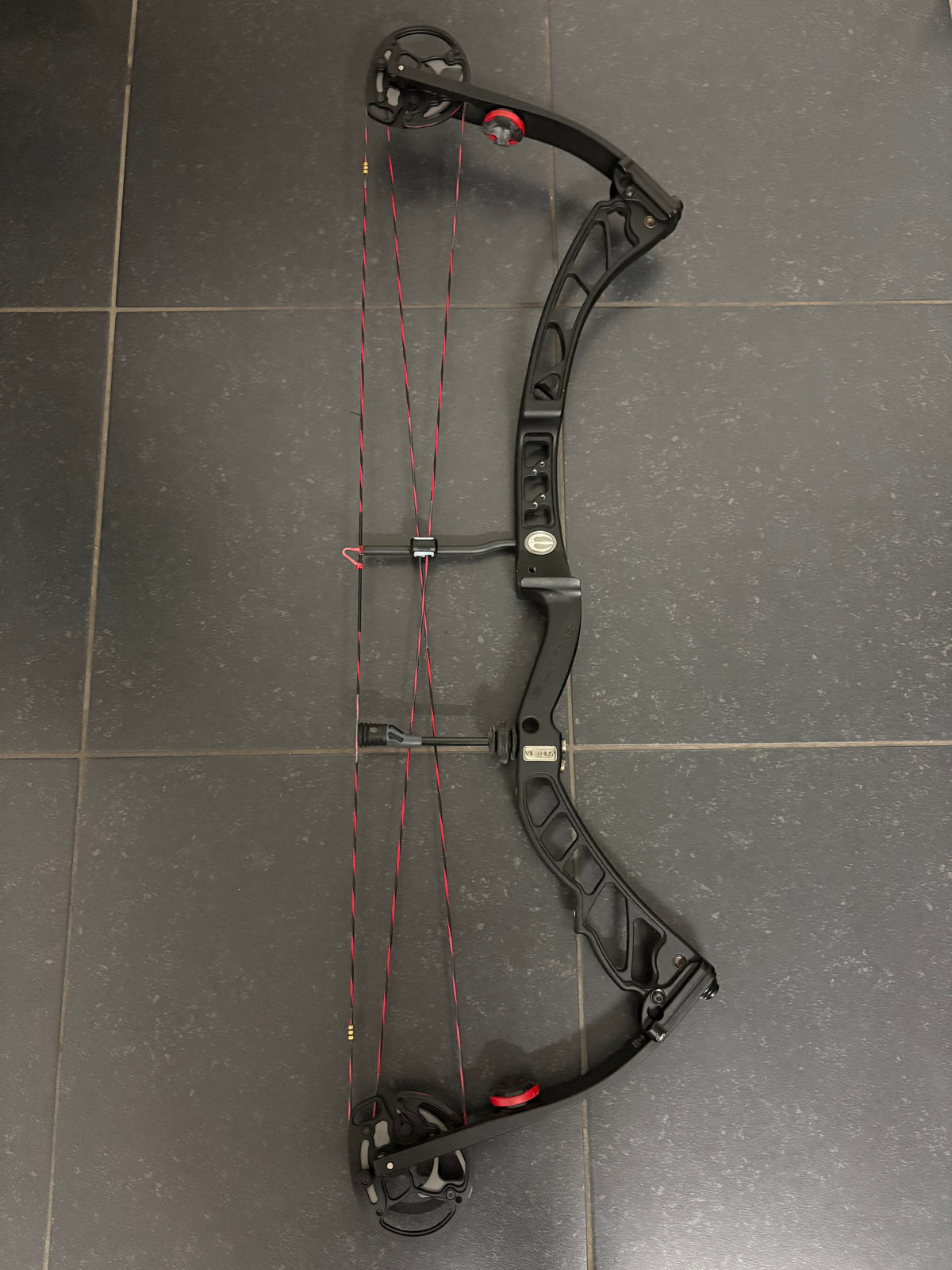 Elite Victory 39 Compound Bow LH Black 50-60 lbs - Used