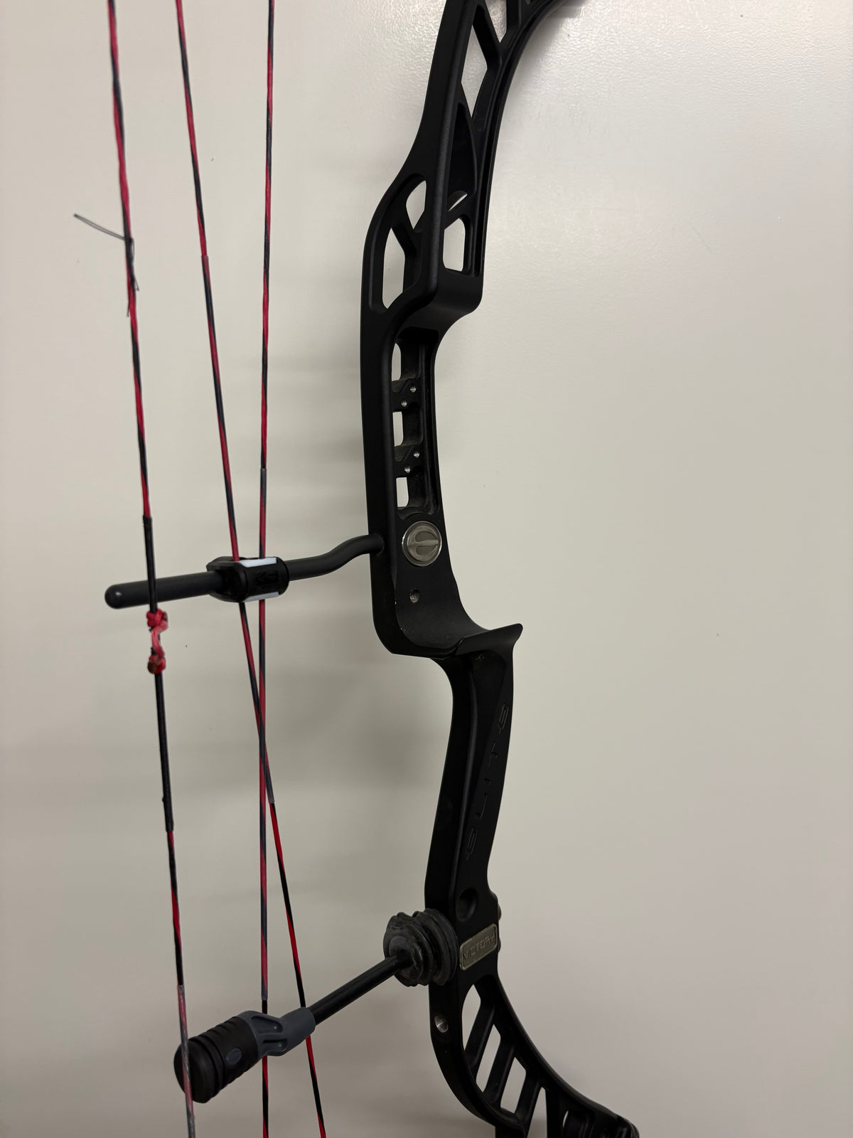 Elite Victory 39 Compound Bow LH Black 50-60 lbs - Used