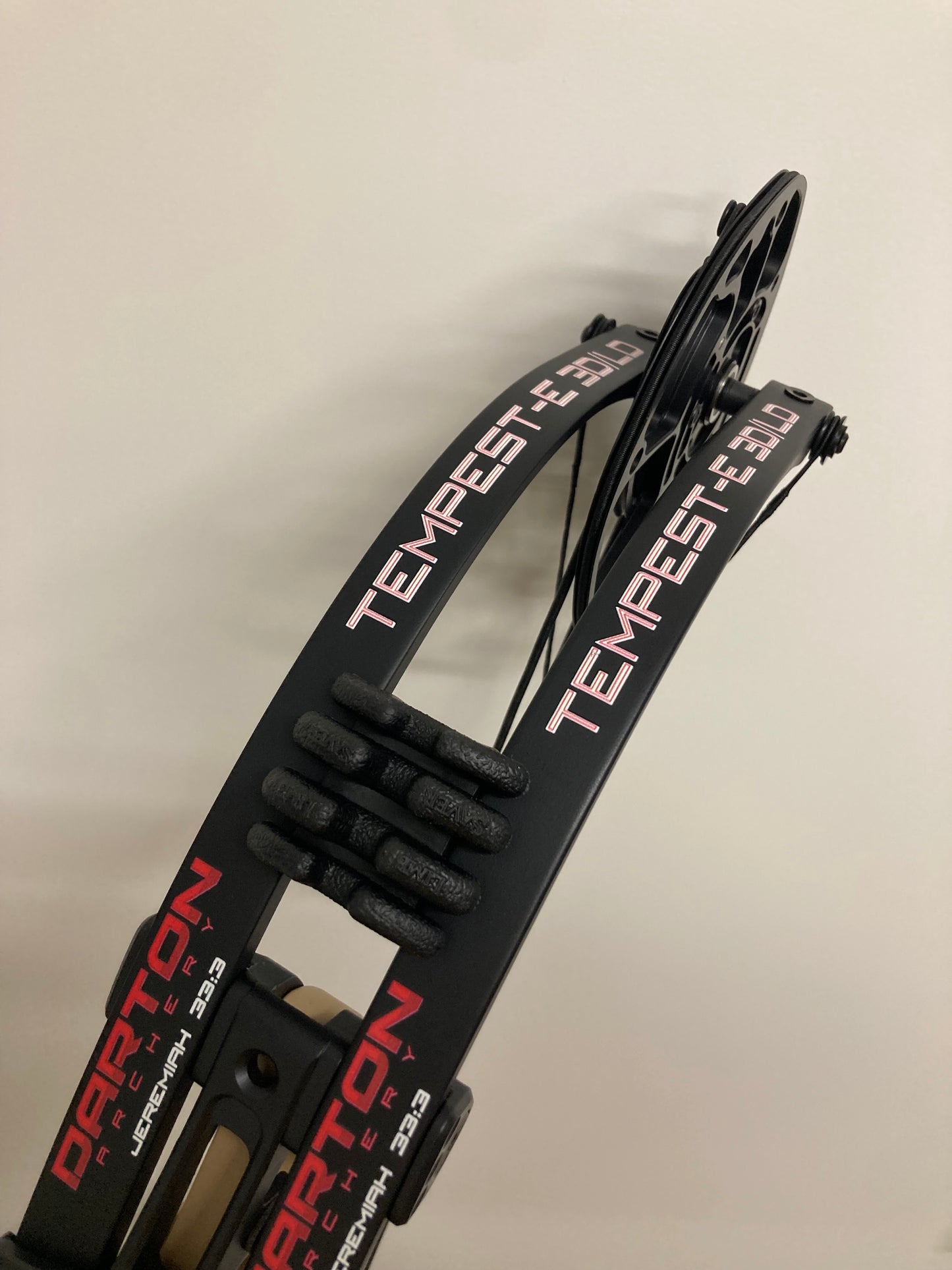 Darton Tempest-E 3D/LD Compound Bow RH Tan/Black 50-60 lbs - NEW