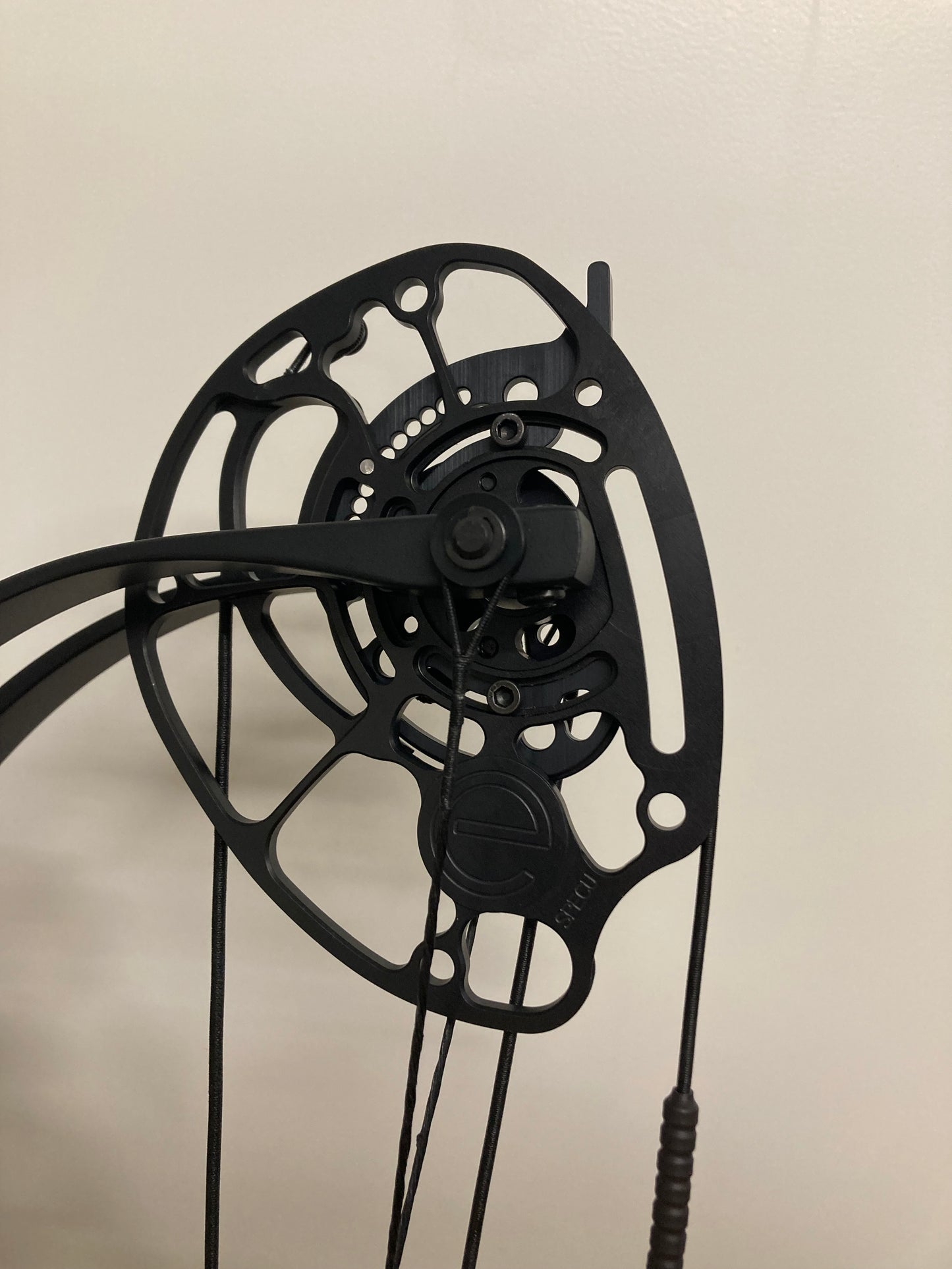 Darton Tempest-E 3D/LD Compound Bow RH Tan/Black 50-60 lbs - NEW