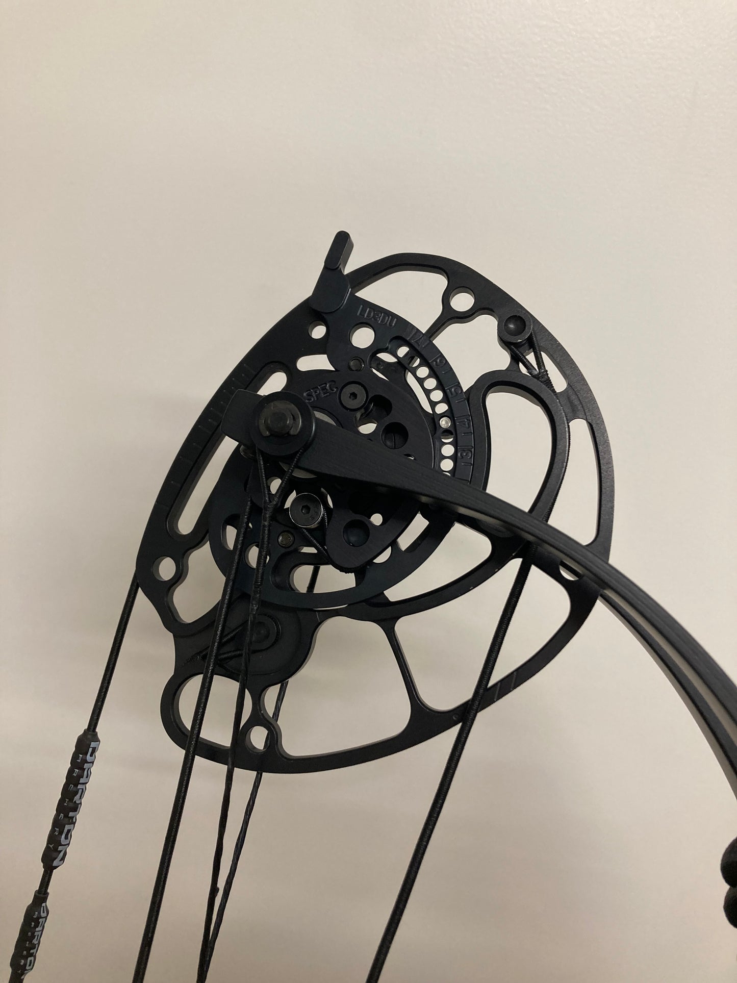 Darton Tempest-E 3D/LD Compound Bow RH Tan/Black 50-60 lbs - NEW