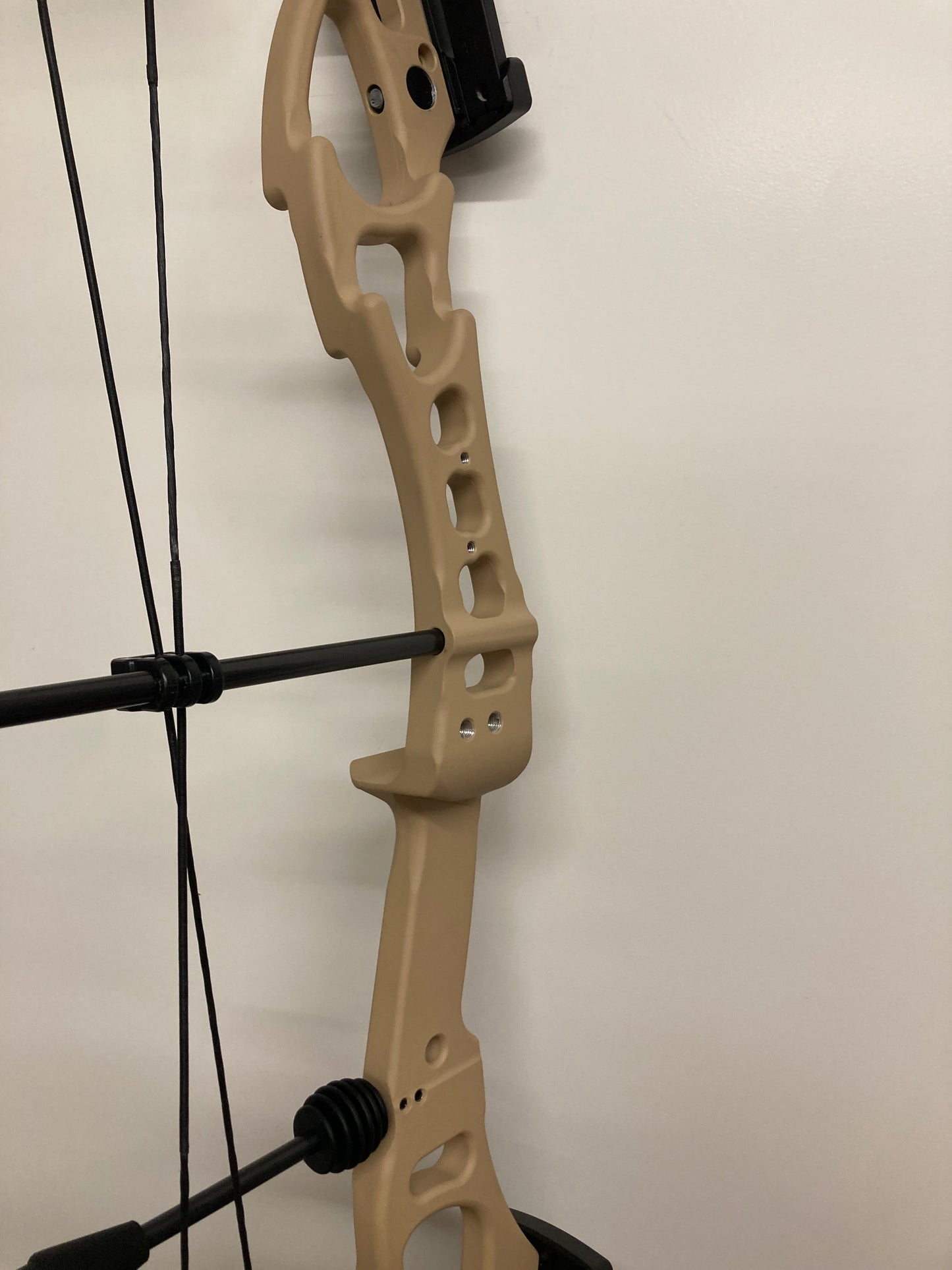 Darton Tempest-E 3D/LD Compound Bow RH Tan/Black 50-60 lbs - NEW