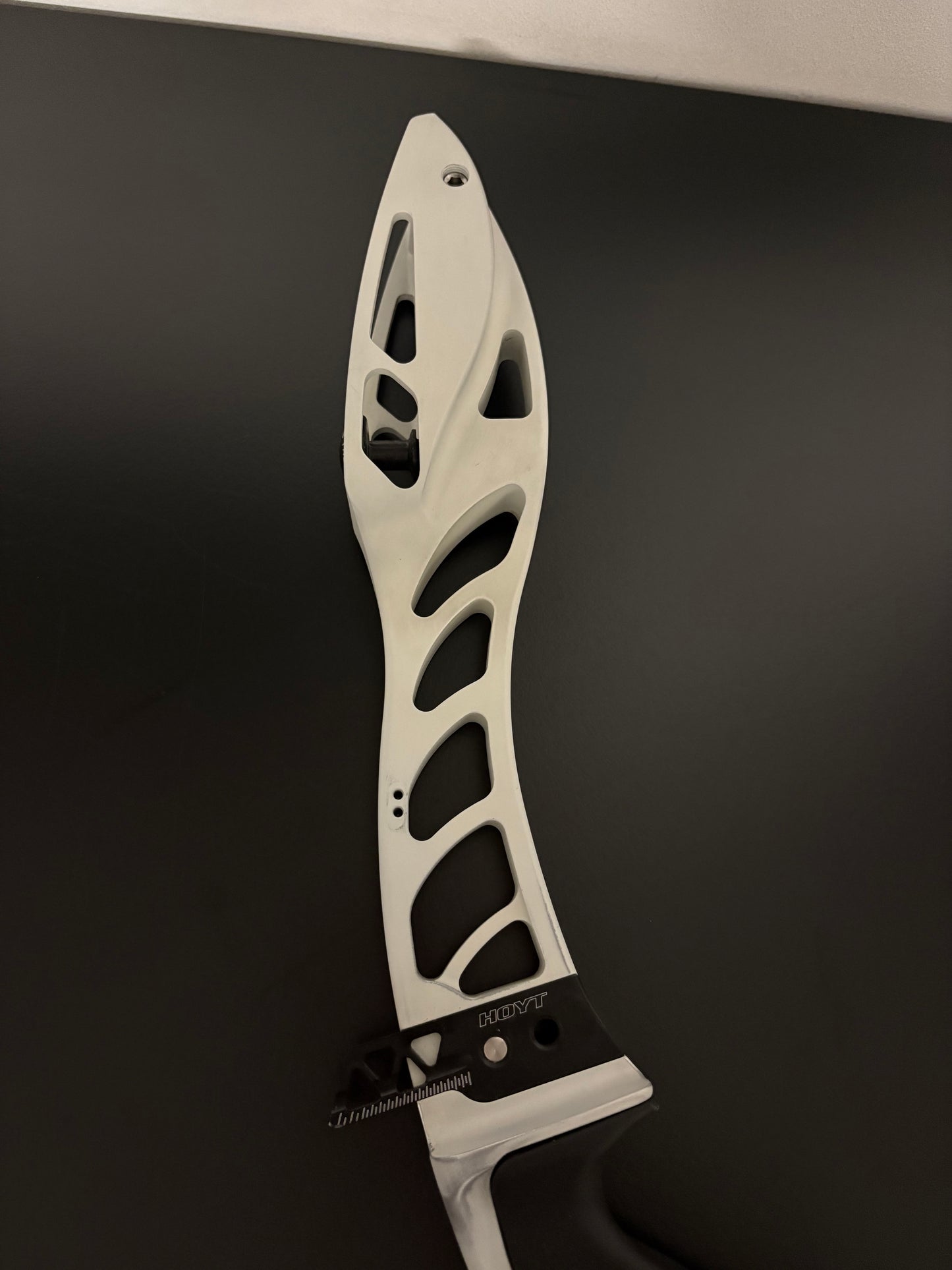 Hoyt Riser Formula XD RH Frost White 25'' - Used