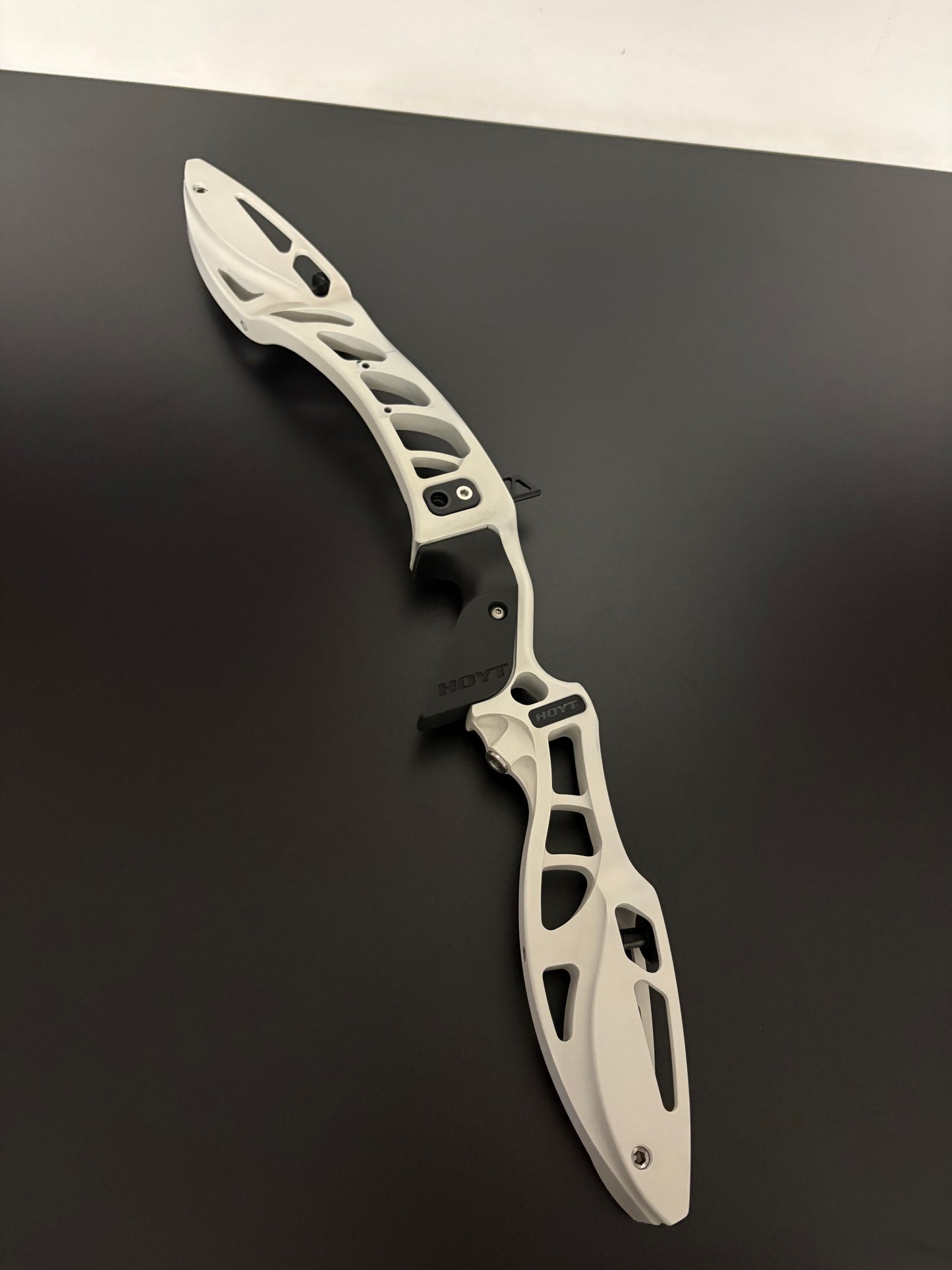 Hoyt Riser Formula XD RH Frost White 25'' - Used