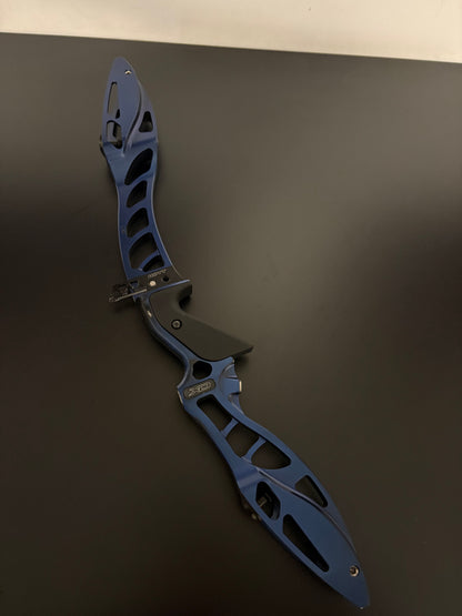 Hoyt Riser Formula XD RH Cosmo Blue 25'' - Used
