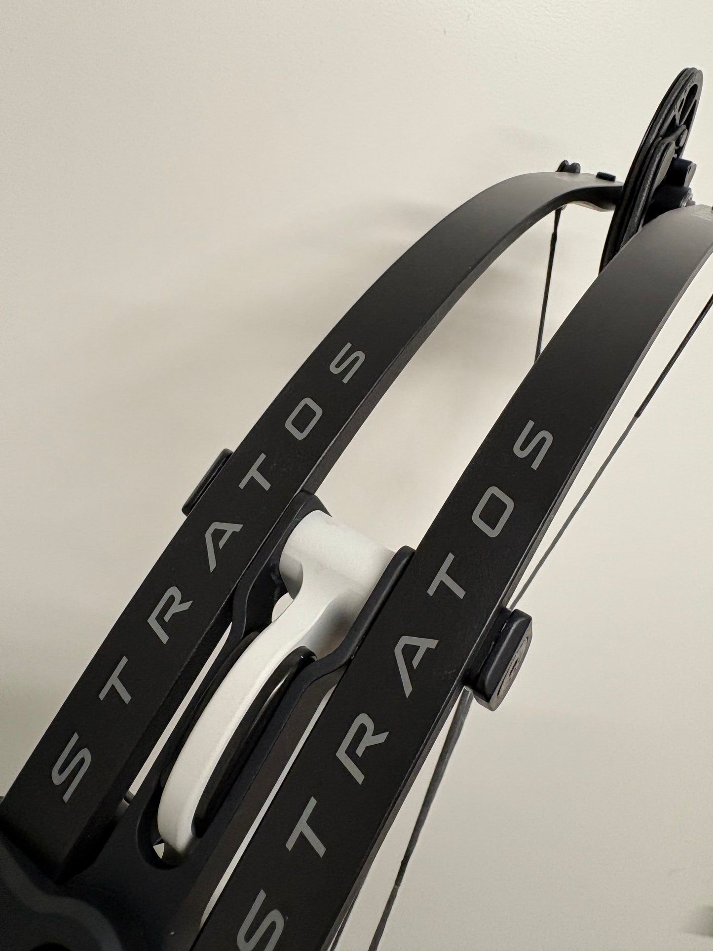 Hoyt Stratos 36 Compound Bow LH Frost White SVX #1 50-60 lbs - NEW