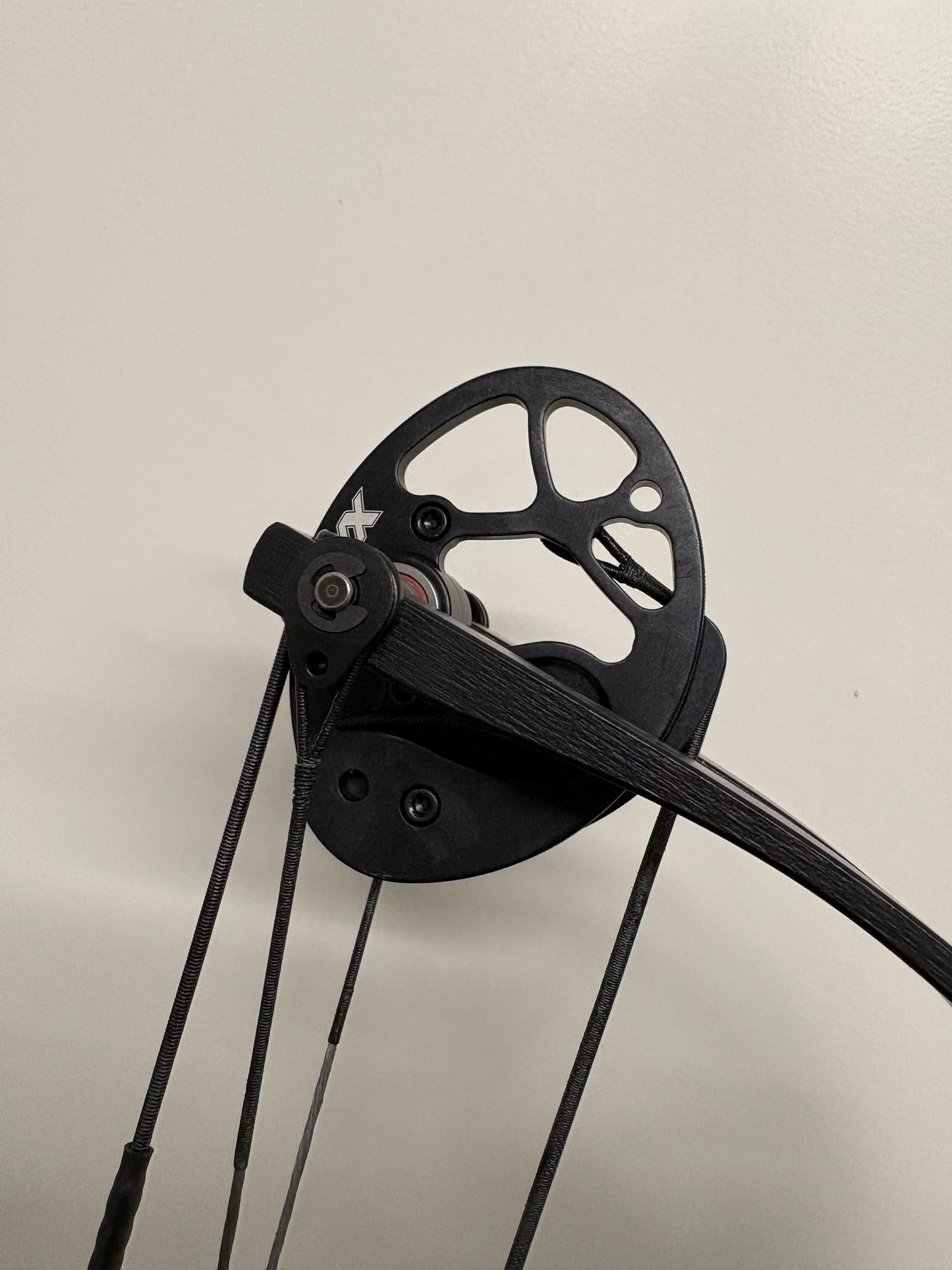 Hoyt Stratos 36 Compound Bow LH Frost White SVX #1 50-60 lbs - NEW