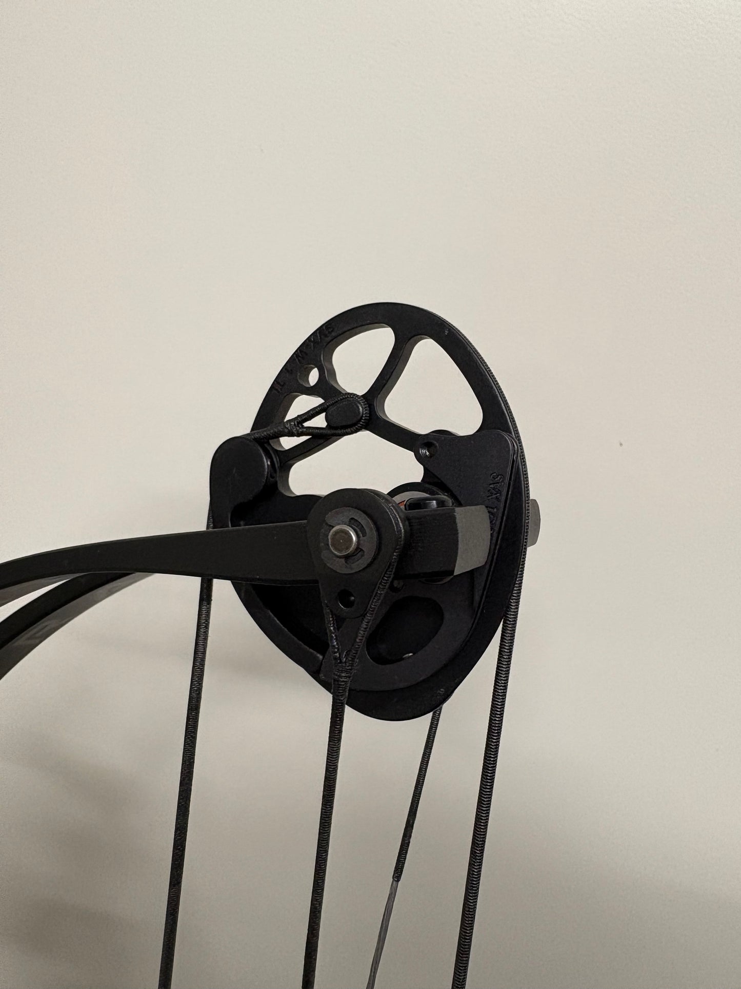 Hoyt Stratos 36 Compound Bow LH Frost White SVX #1 50-60 lbs - NEW