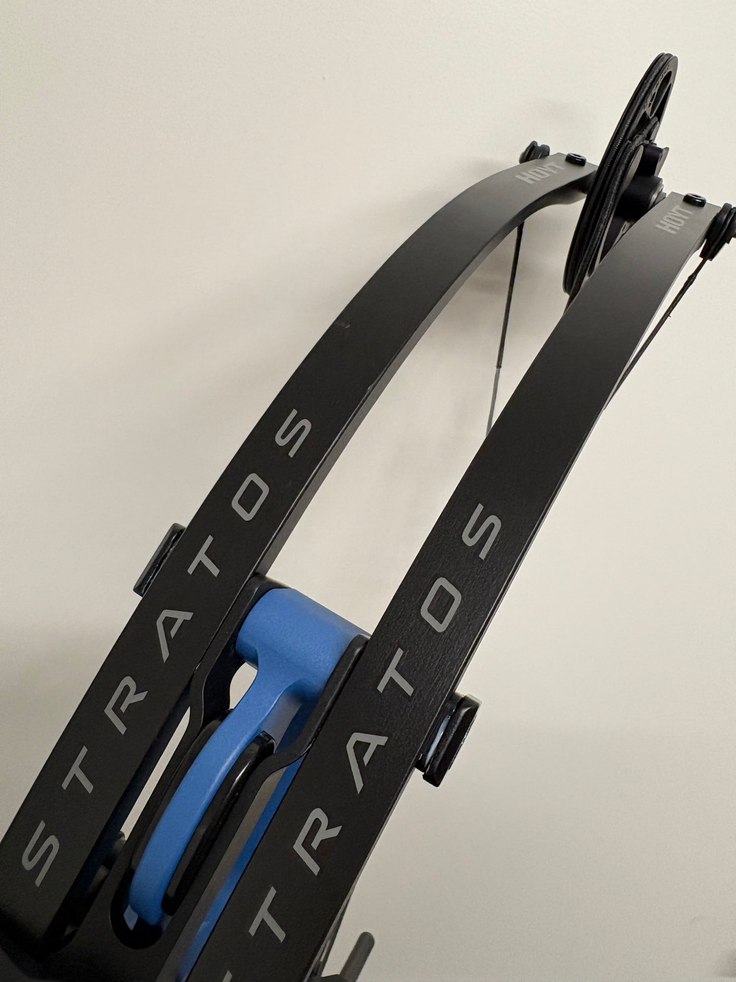 Hoyt Stratos 36 Compound Bow LH Liquid Blue SVX #1 50-60 lbs - Show Model