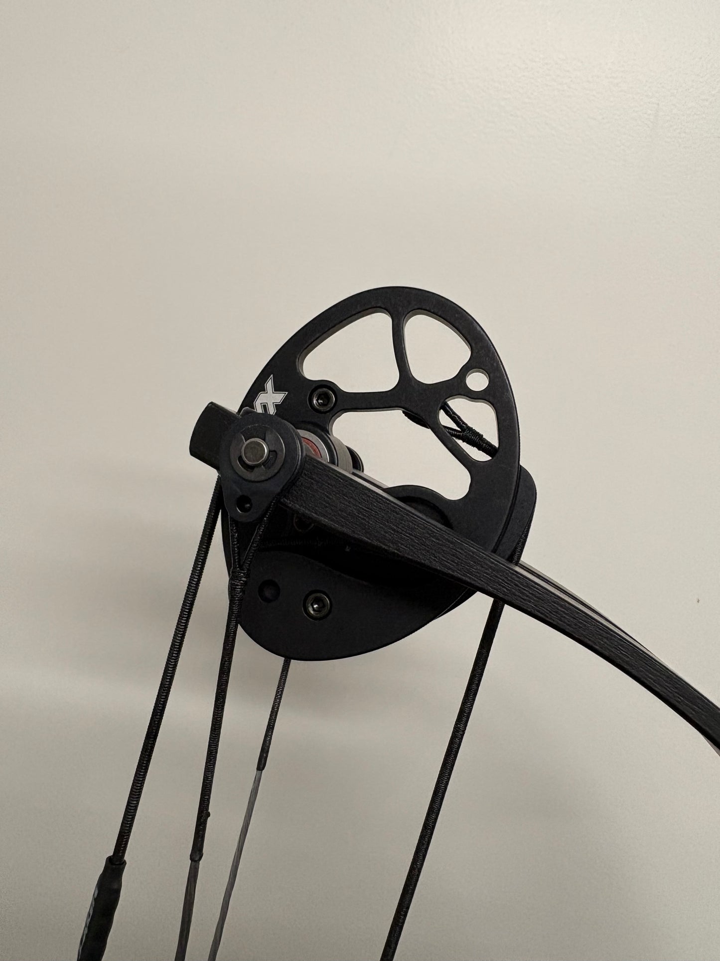 Hoyt Stratos 36 Compound Bow LH Liquid Blue SVX #1 50-60 lbs - Show Model