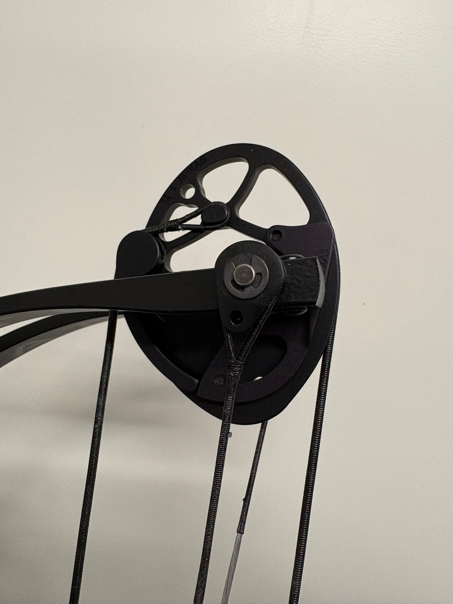 Hoyt Stratos 36 Compound Bow LH Liquid Blue SVX #1 50-60 lbs - Show Model