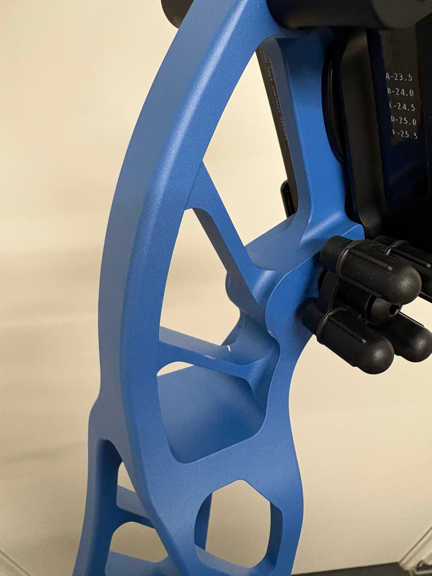 Hoyt Stratos 36 Compound Bow LH Liquid Blue SVX #1 50-60 lbs - Show Model