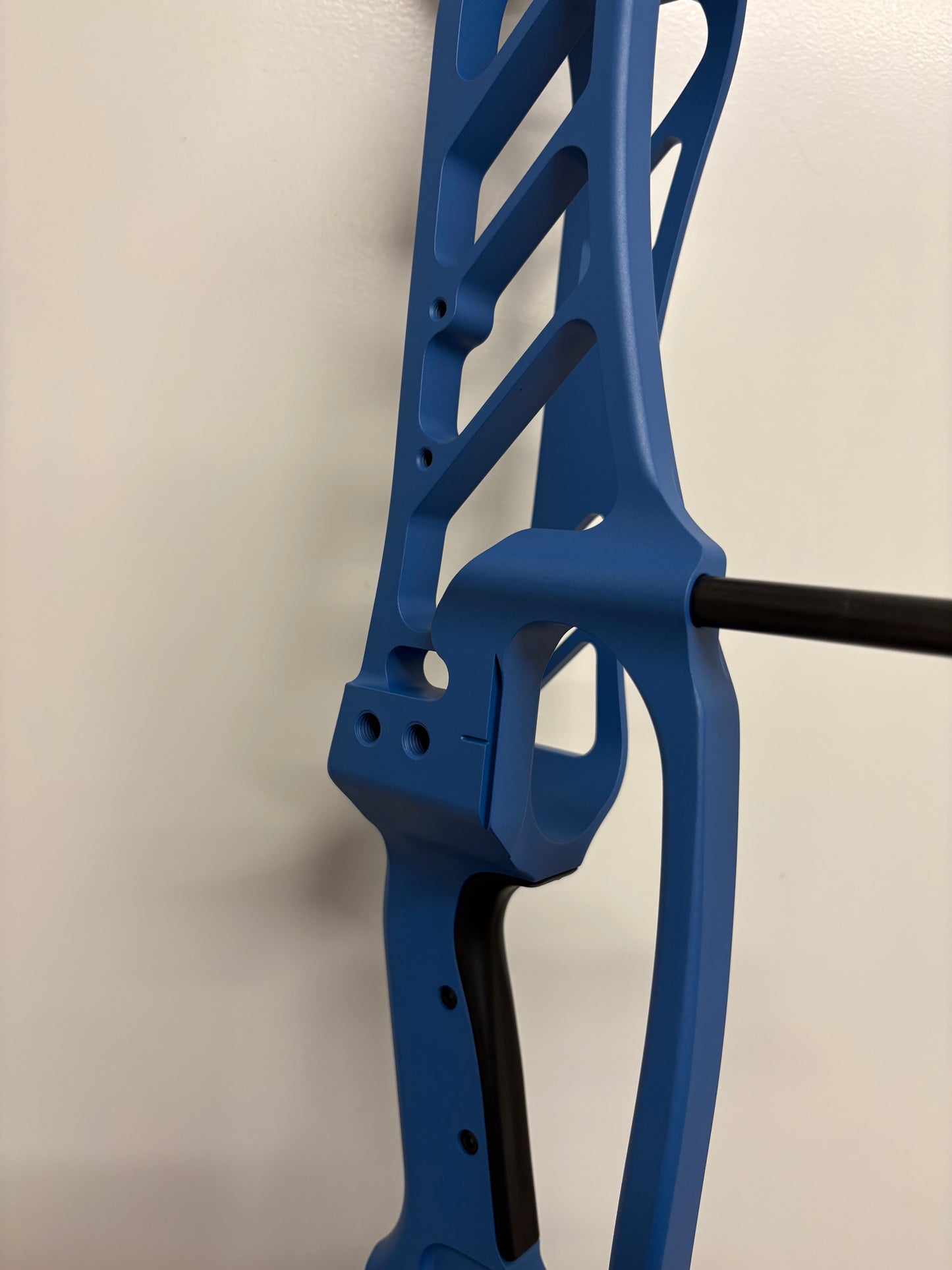 Hoyt Stratos 36 Compound Bow LH Liquid Blue SVX #1 50-60 lbs - Show Model
