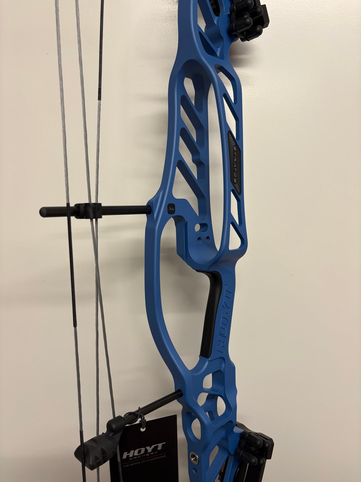 Hoyt Stratos 36 Compound Bow LH Liquid Blue SVX #1 50-60 lbs - Show Model