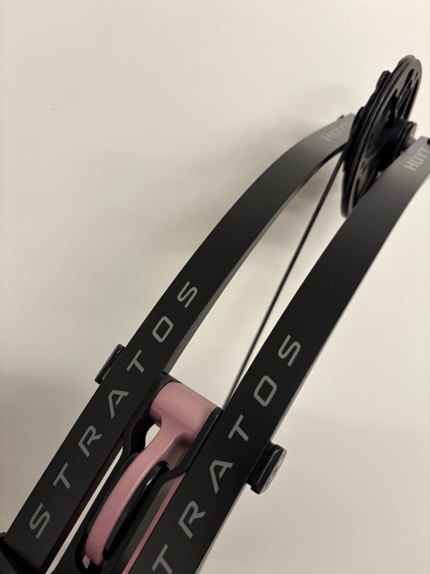 Hoyt Stratos 36 Compound Bow RH Champagne Pink HBT #2 40-50 lbs - NEW
