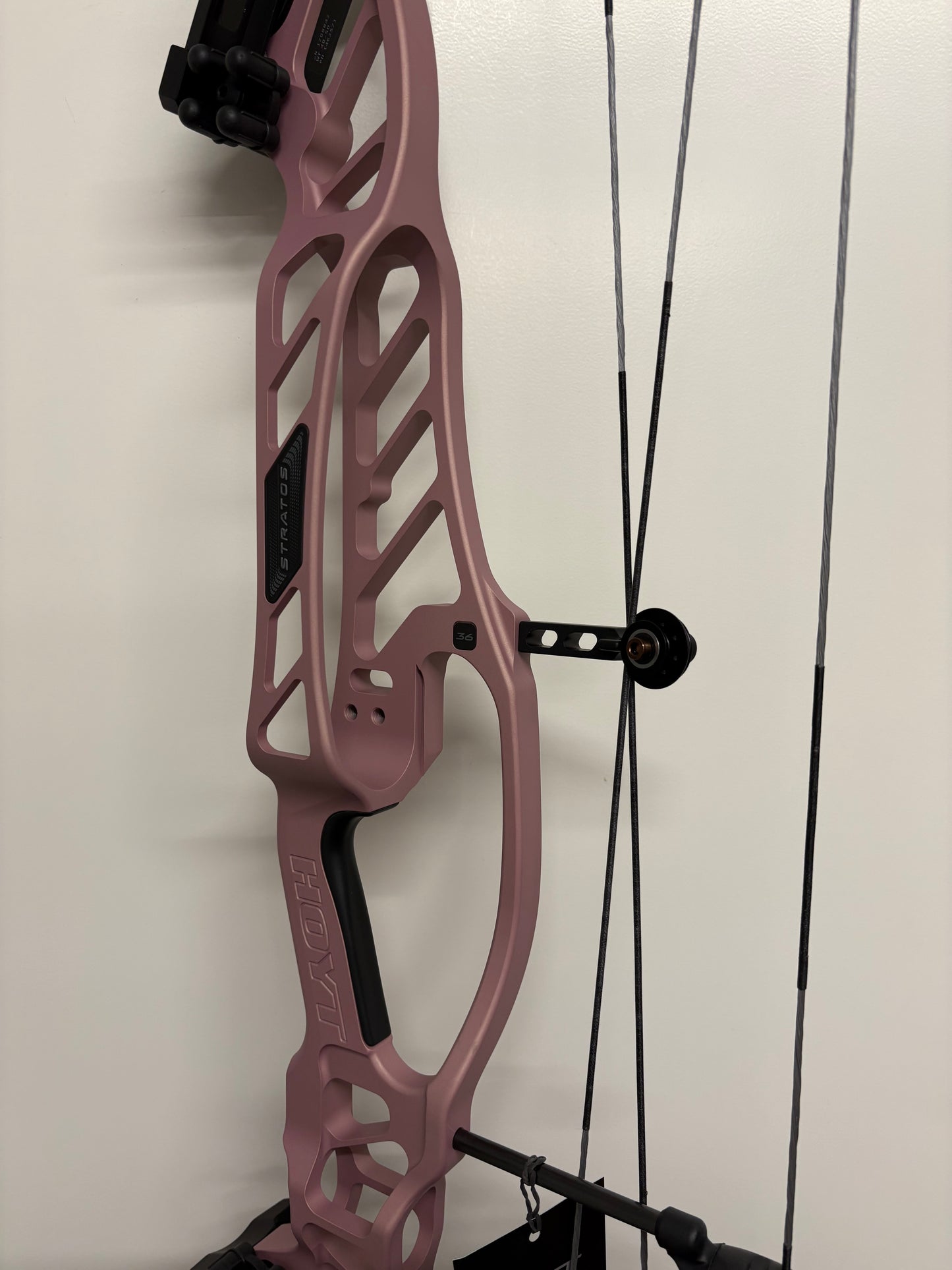 Hoyt Stratos 36 Compound Bow RH Champagne Pink HBT #2 40-50 lbs - NEW