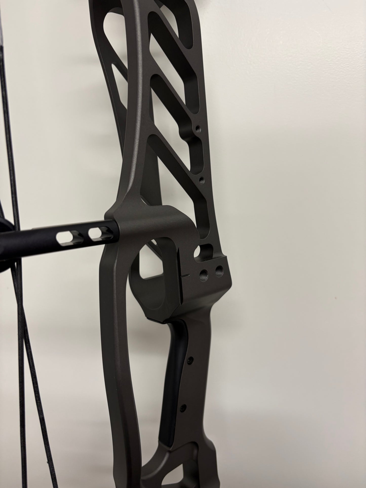 Hoyt Stratos 36 Compound Bow RH Slate HBT #2 40-50 lbs - NEW