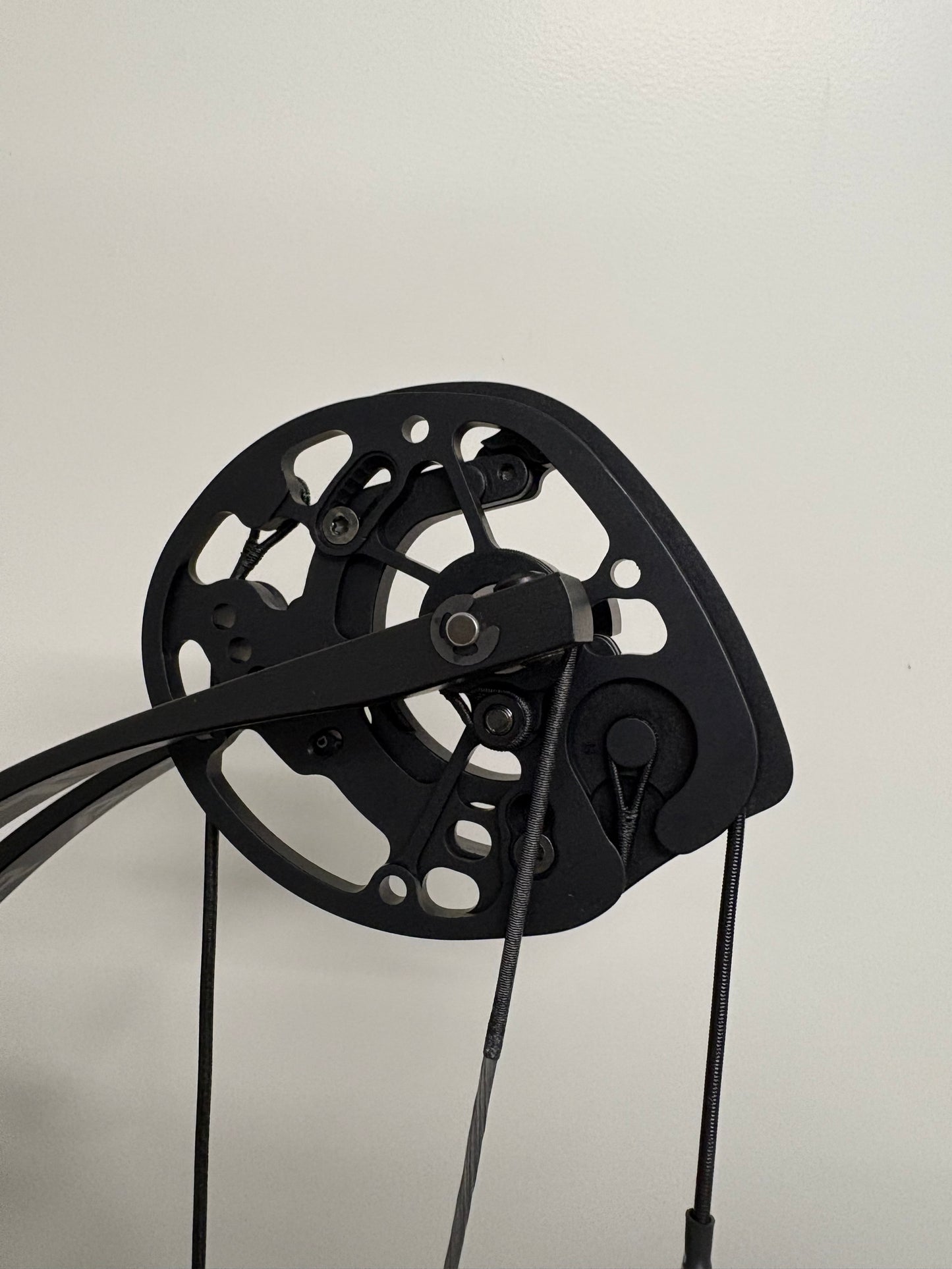 Hoyt Stratos 36 Compound Bow RH Black Ink HBT #2 40-50 lbs - NEW