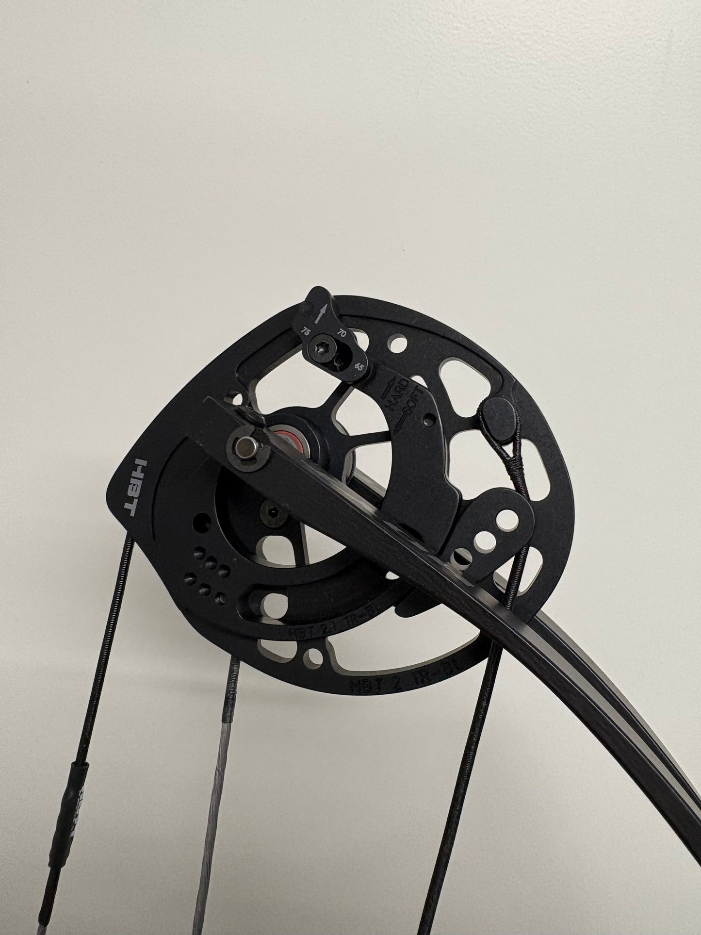 Hoyt Stratos 36 Compound Bow RH Black Ink HBT #2 40-50 lbs - NEW