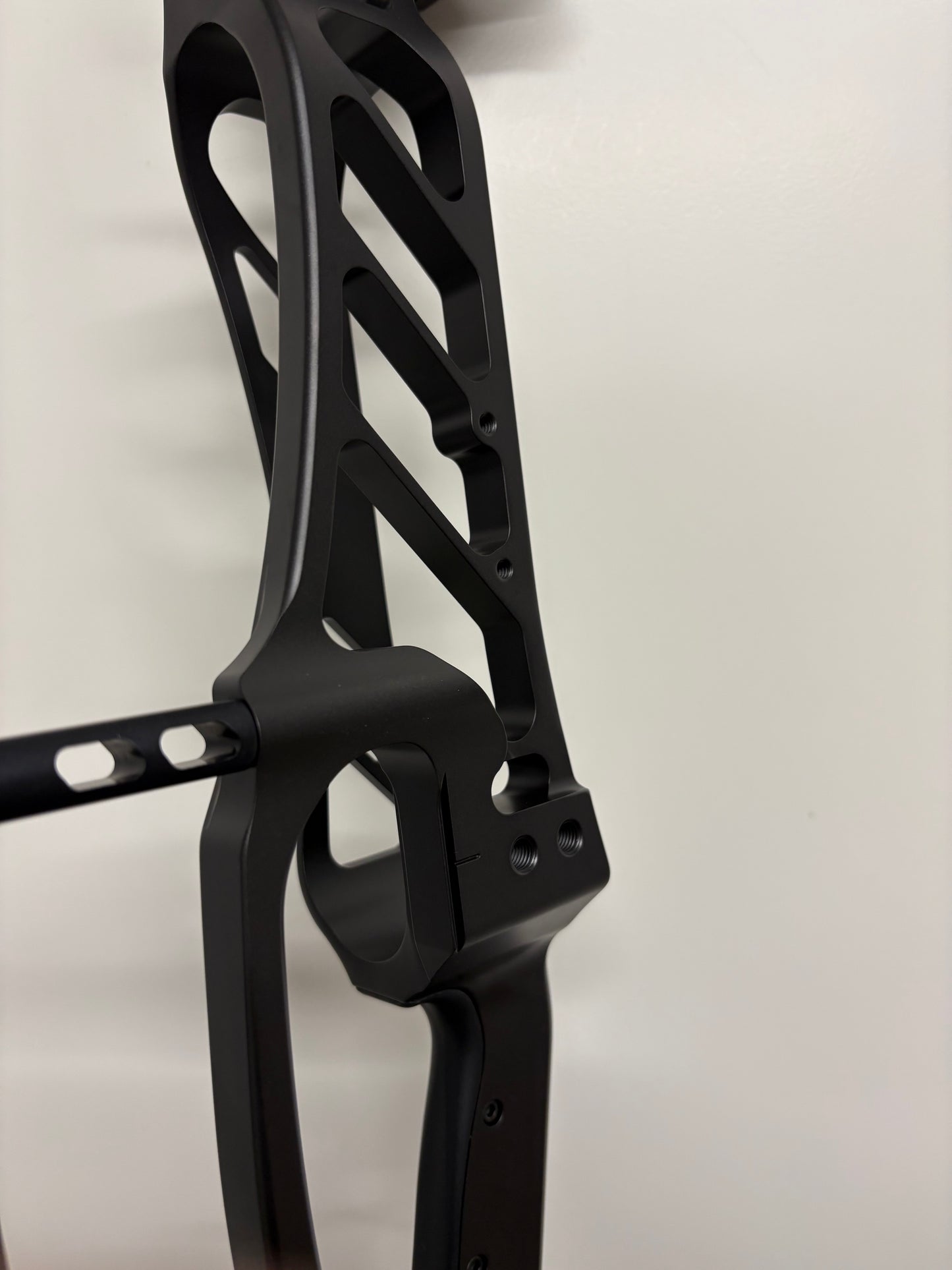 Hoyt Stratos 36 Compound Bow RH Black Ink HBT #2 40-50 lbs - NEW