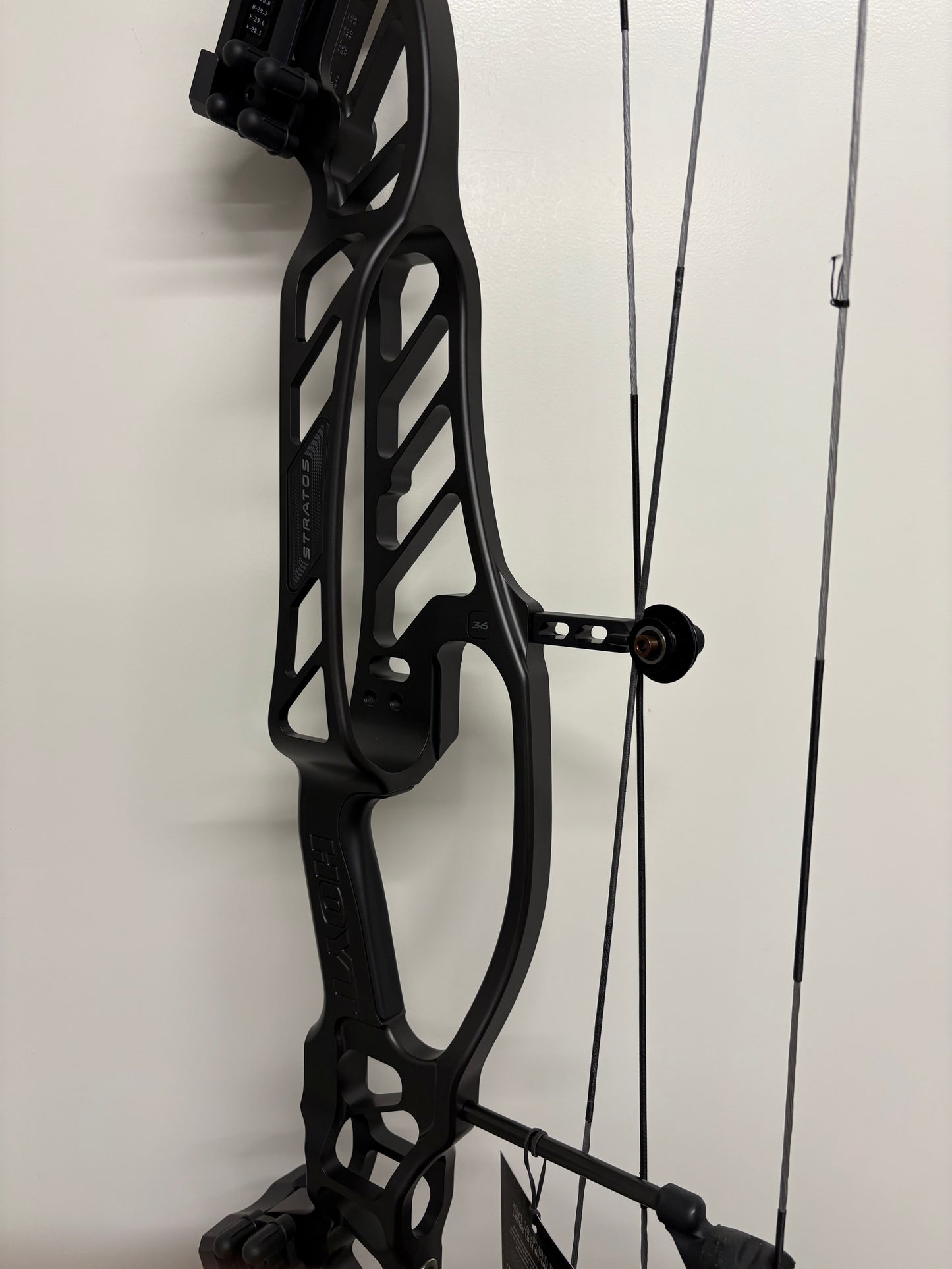 Hoyt Stratos 36 Compound Bow RH Black Ink HBT #2 40-50 lbs - NEW