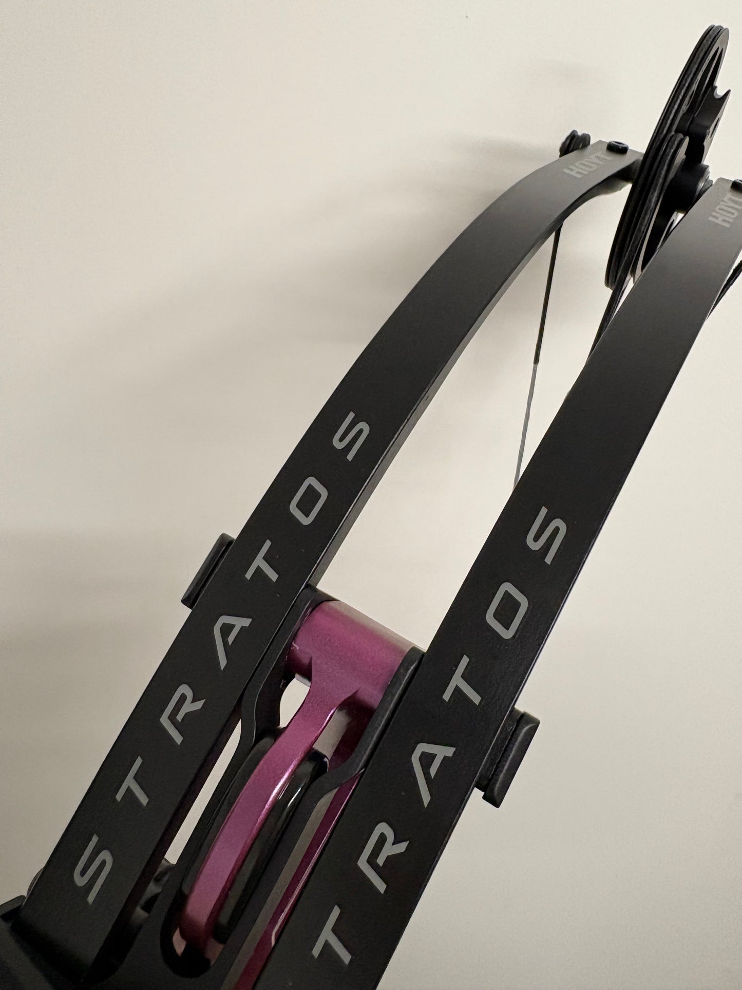 Hoyt Stratos 40 Compound Bow LH Stardust Purple SVX #2 50-60 lbs - NEW