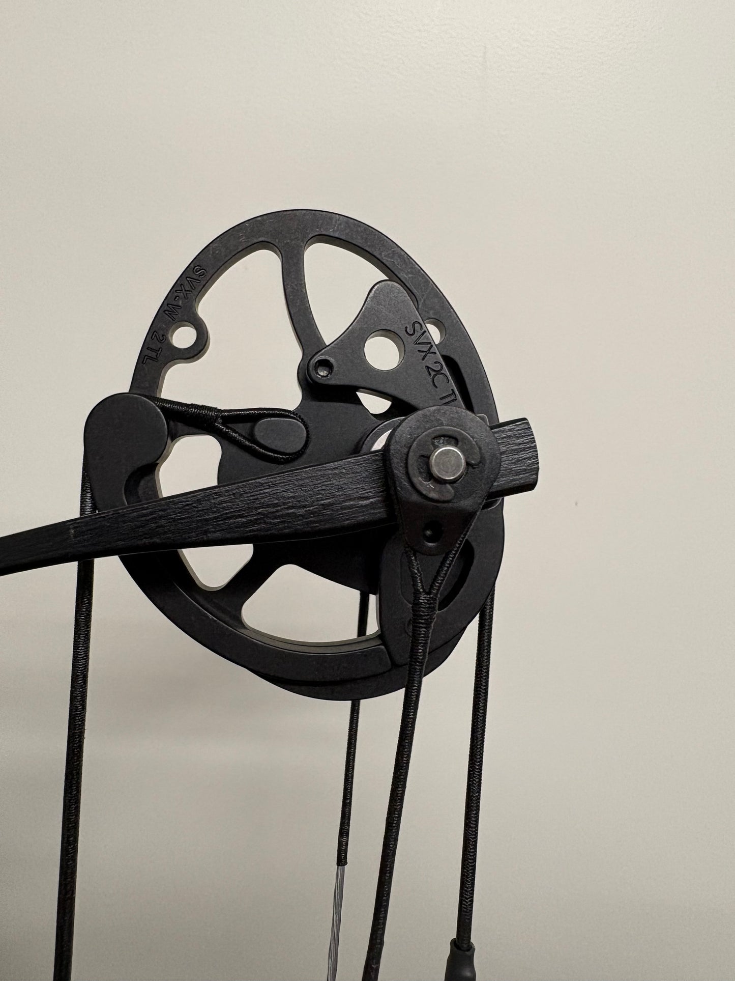 Hoyt Stratos 40 Compound Bow LH Stardust Purple SVX #2 50-60 lbs - NEW