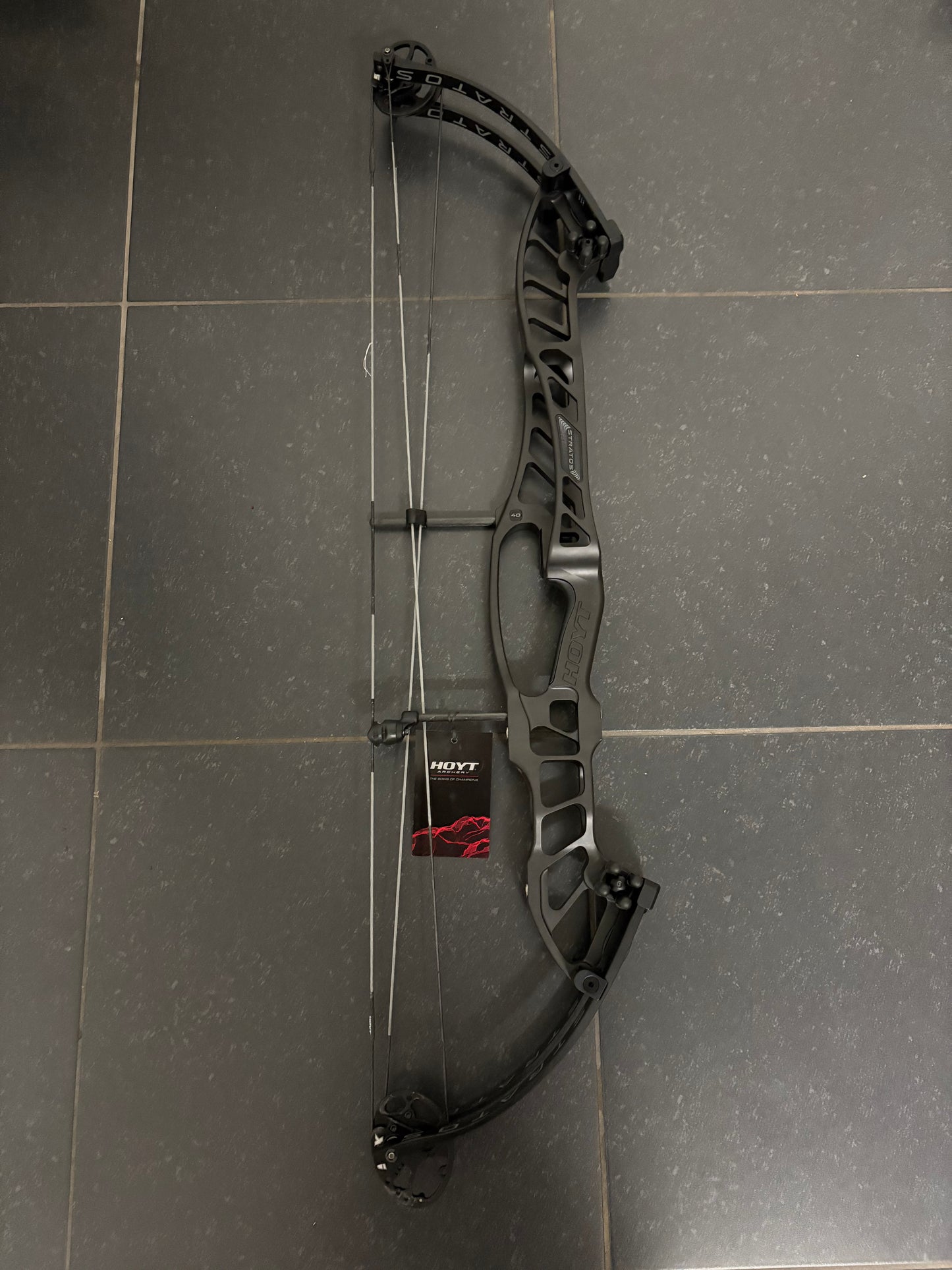 Hoyt Stratos 40 Compound Bow LH Black Ink SVX #2 50-60 lbs - NEW