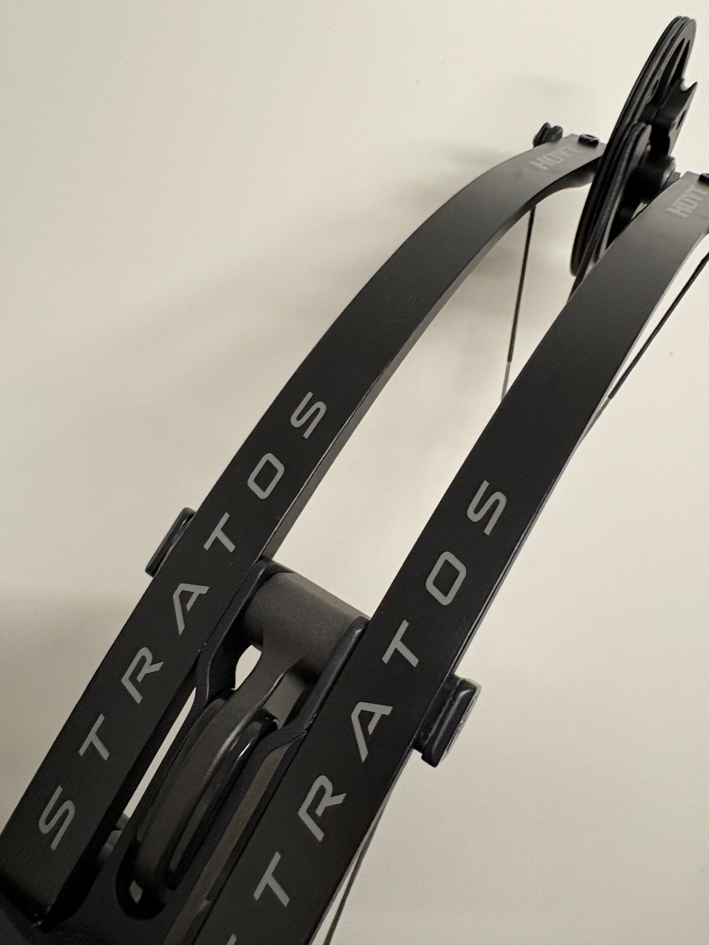 Hoyt Stratos 40 Compound Bow LH Black Ink SVX #2 50-60 lbs - NEW