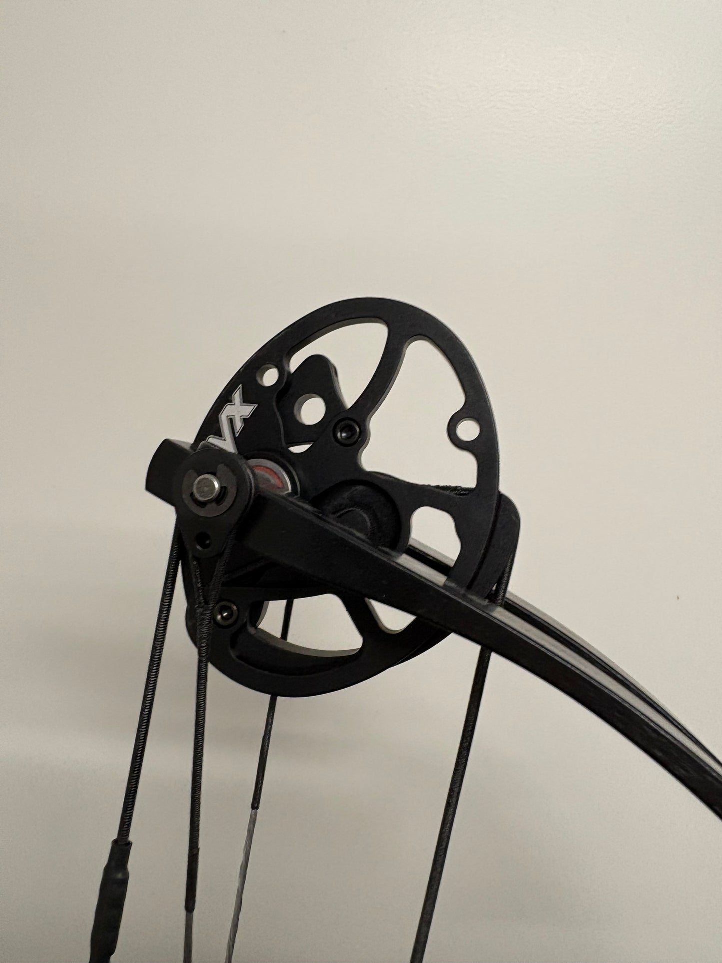 Hoyt Stratos 40 Compound Bow LH Black Ink SVX #2 50-60 lbs - NEW