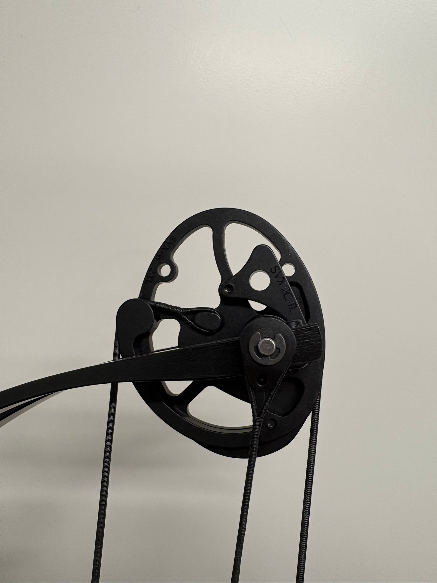 Hoyt Stratos 40 Compound Bow LH Black Ink SVX #2 50-60 lbs - NEW
