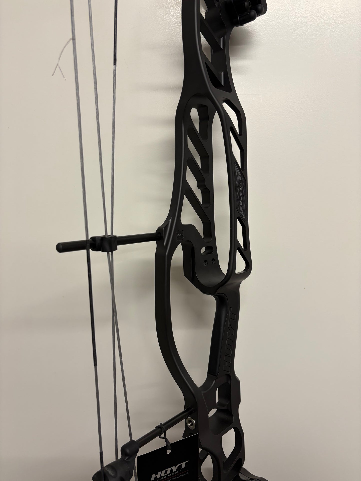 Hoyt Stratos 40 Compound Bow LH Black Ink SVX #2 50-60 lbs - NEW