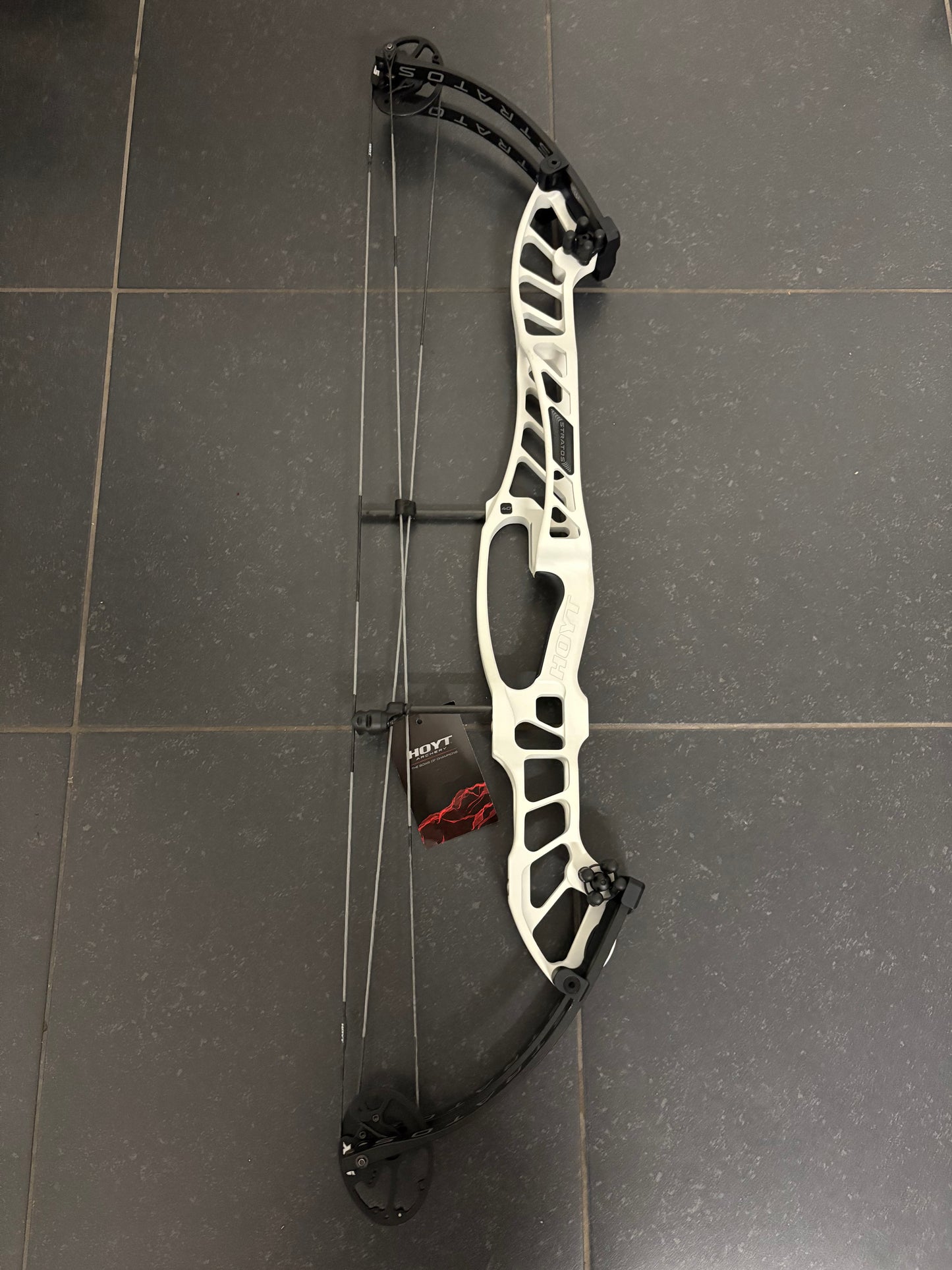 Hoyt Stratos 40 Compound Bow LH Frost White SVX #3 50-60 lbs - Show Model