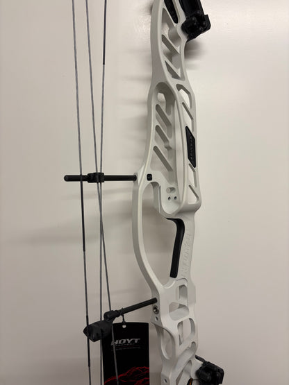 Hoyt Stratos 40 Compound Bow LH Frost White SVX #3 50-60 lbs - Show Model