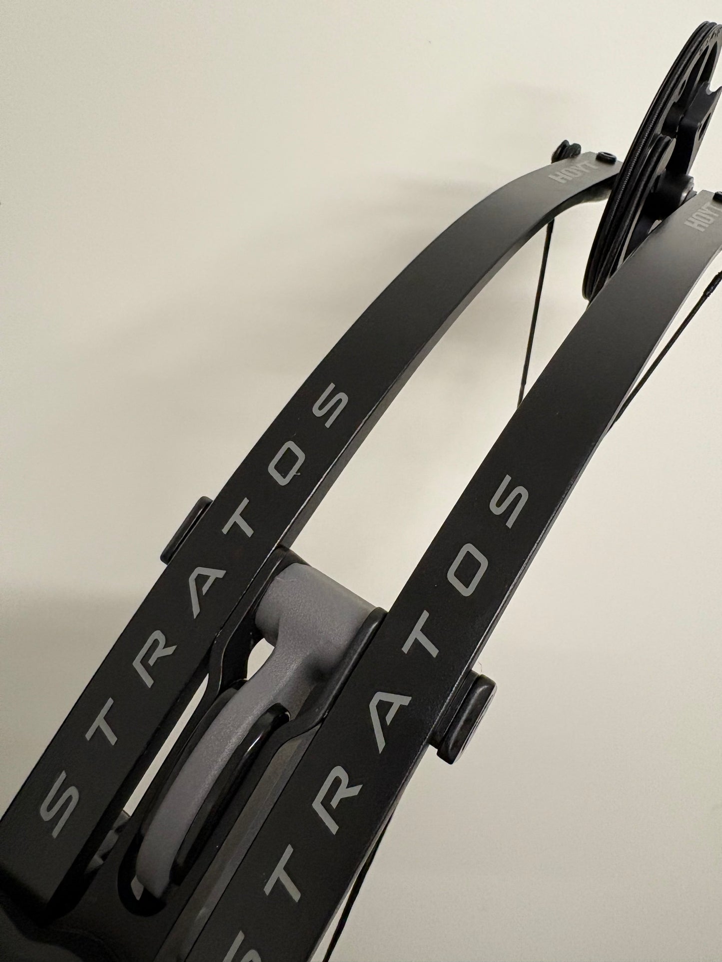 Hoyt Stratos 40 Compound Bow LH Tombstone SVX #3 50-60 lbs - Show Model