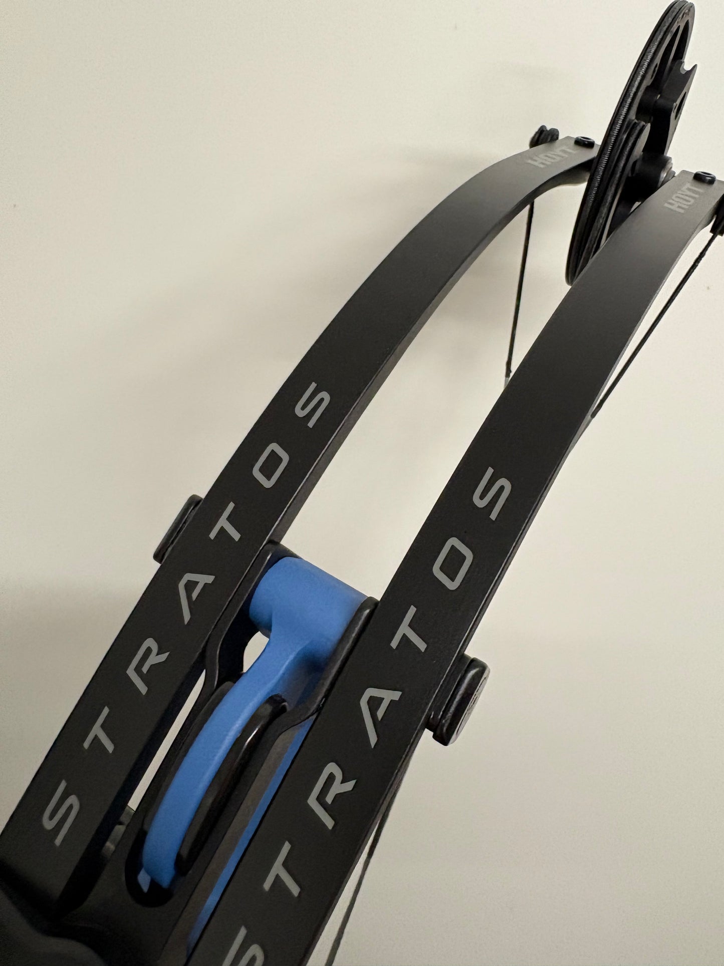 Hoyt Stratos 40 Compound Bow LH Liquid Blue SVX #3 50-60 lbs - NEW