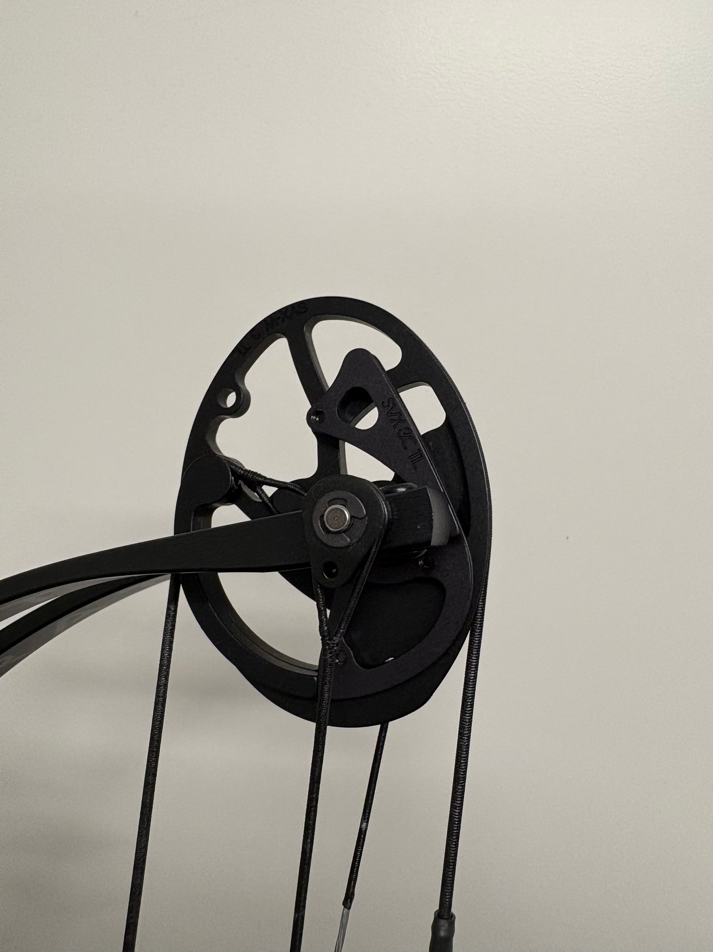 Hoyt Stratos 40 Compound Bow LH Liquid Blue SVX #3 50-60 lbs - NEW