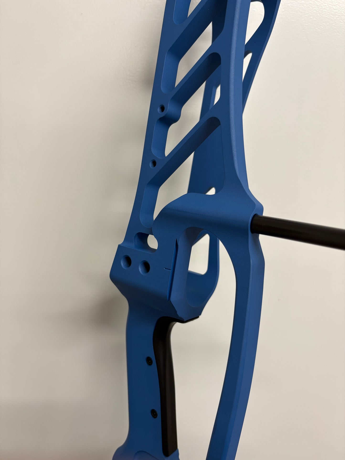 Hoyt Stratos 40 Compound Bow LH Liquid Blue SVX #3 50-60 lbs - NEW